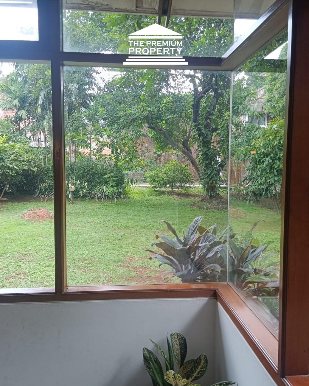 Rumah Dijual di Pejaten, Halaman Luas, ada Kolam Renang, Asri, Parkir Banyak