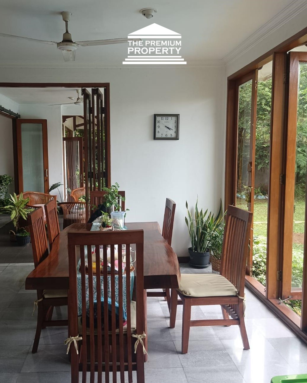 Rumah Dijual di Pejaten, Halaman Luas, ada Kolam Renang, Asri, Parkir Banyak