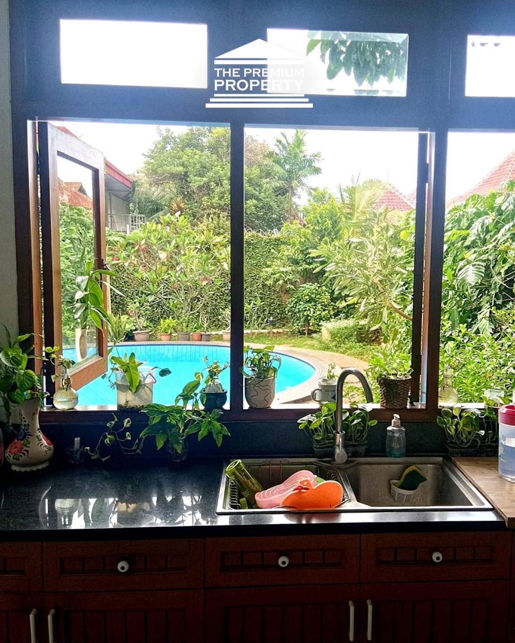 Rumah Dijual di Pejaten, Halaman Luas, ada Kolam Renang, Asri, Parkir Banyak