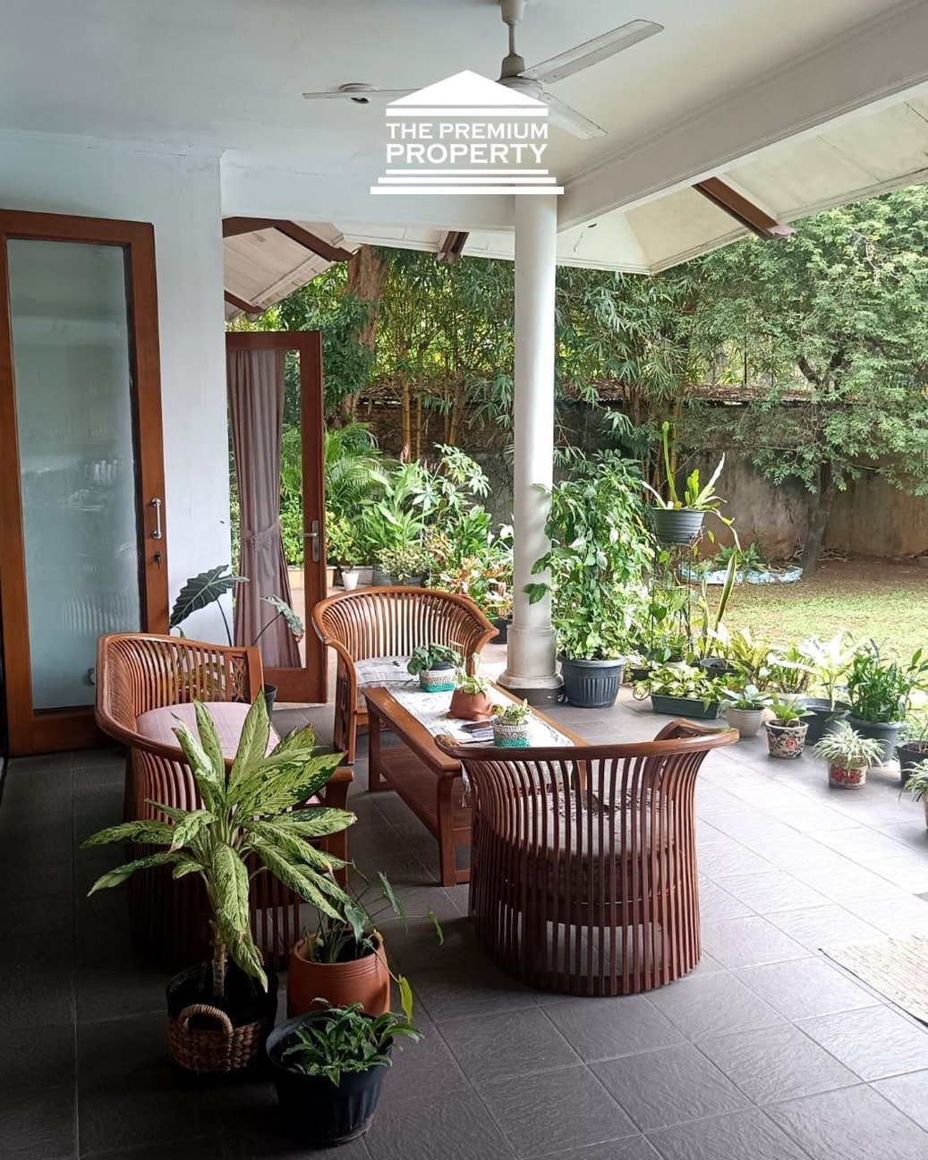Rumah Dijual di Pejaten, Halaman Luas, ada Kolam Renang, Asri, Parkir Banyak