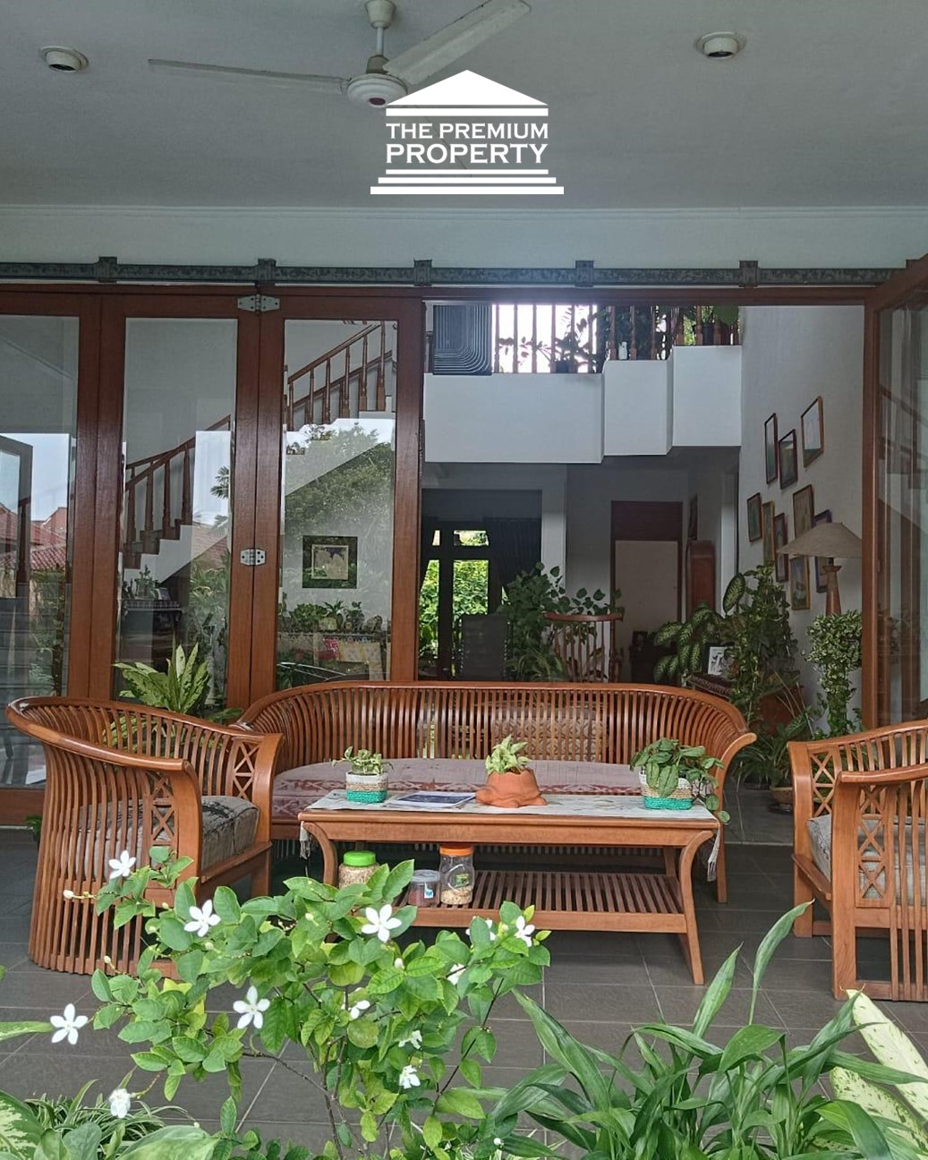 Rumah Dijual di Pejaten, Halaman Luas, ada Kolam Renang, Asri, Parkir Banyak