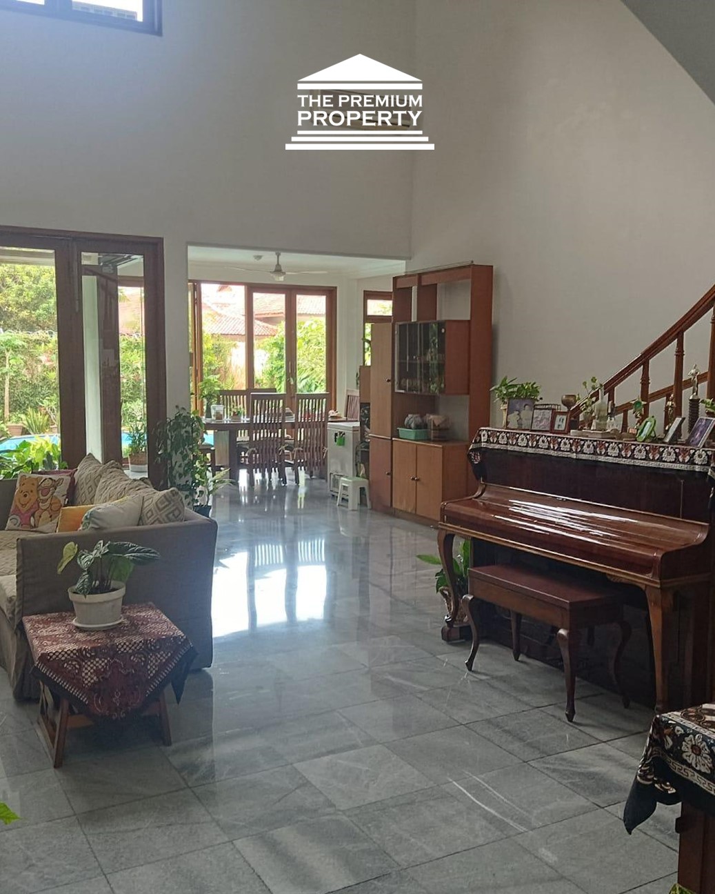 Rumah Dijual di Pejaten, Halaman Luas, ada Kolam Renang, Asri, Parkir Banyak