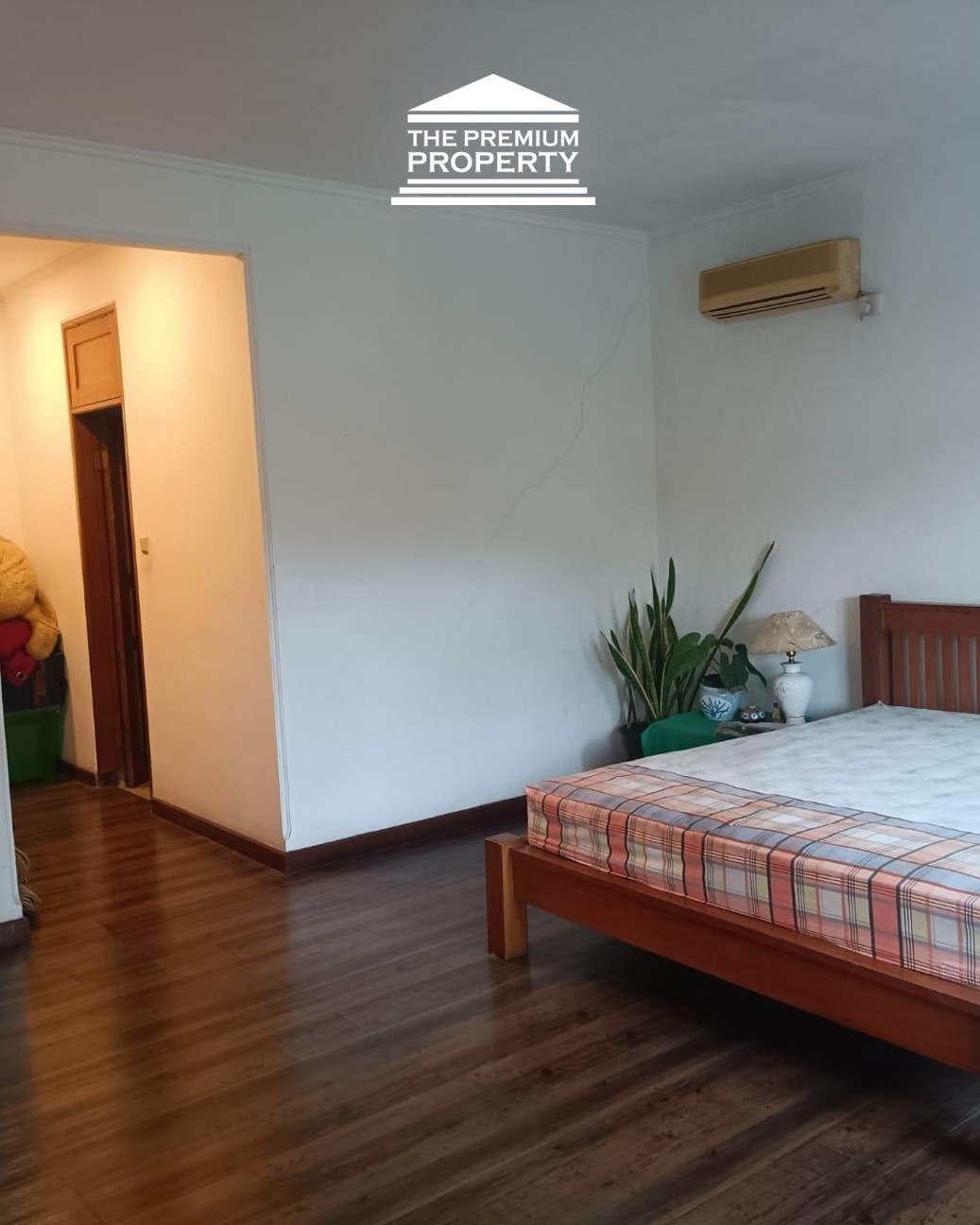 Rumah Dijual di Pejaten, Halaman Luas, ada Kolam Renang, Asri, Parkir Banyak