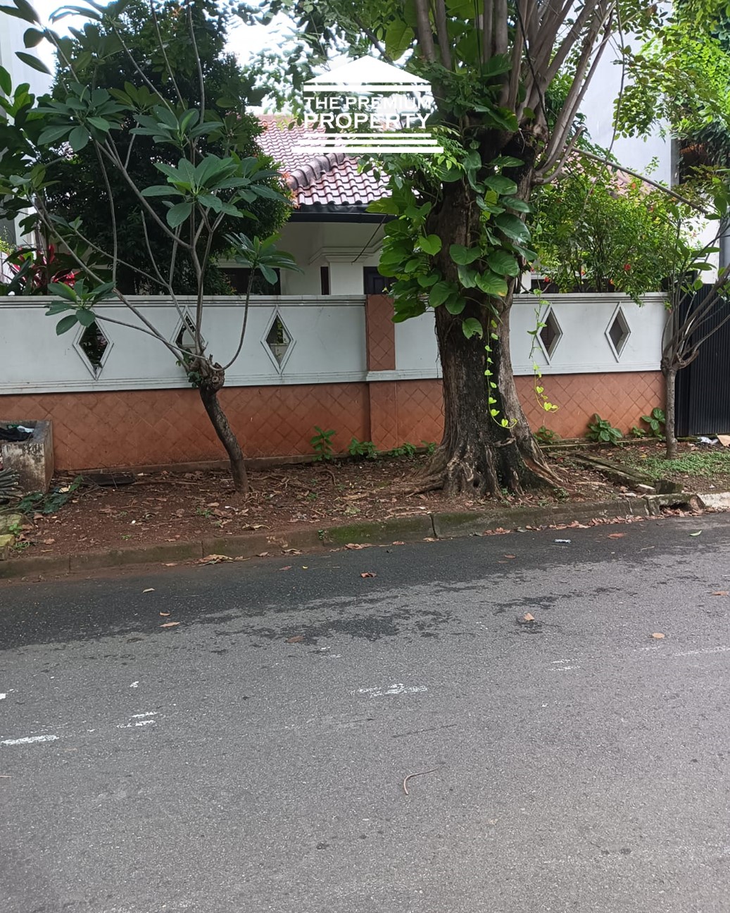 Rumah Lama Dijual di Pondok Indah. Area Favorit, Tenang, Jalan Lebar