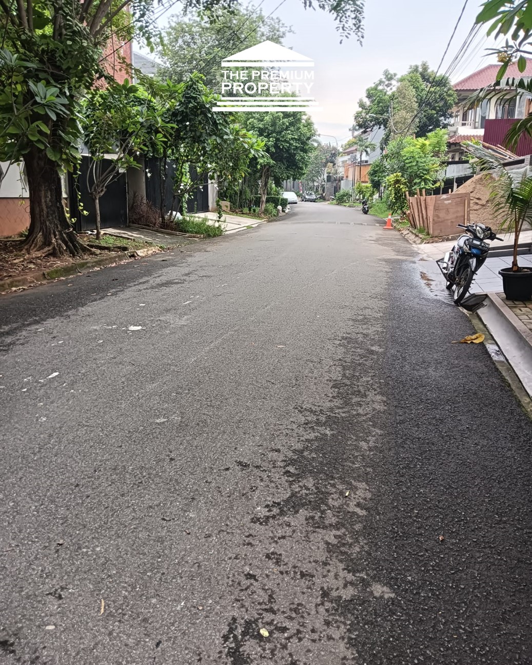 Rumah Lama Dijual di Pondok Indah. Area Favorit, Tenang, Jalan Lebar