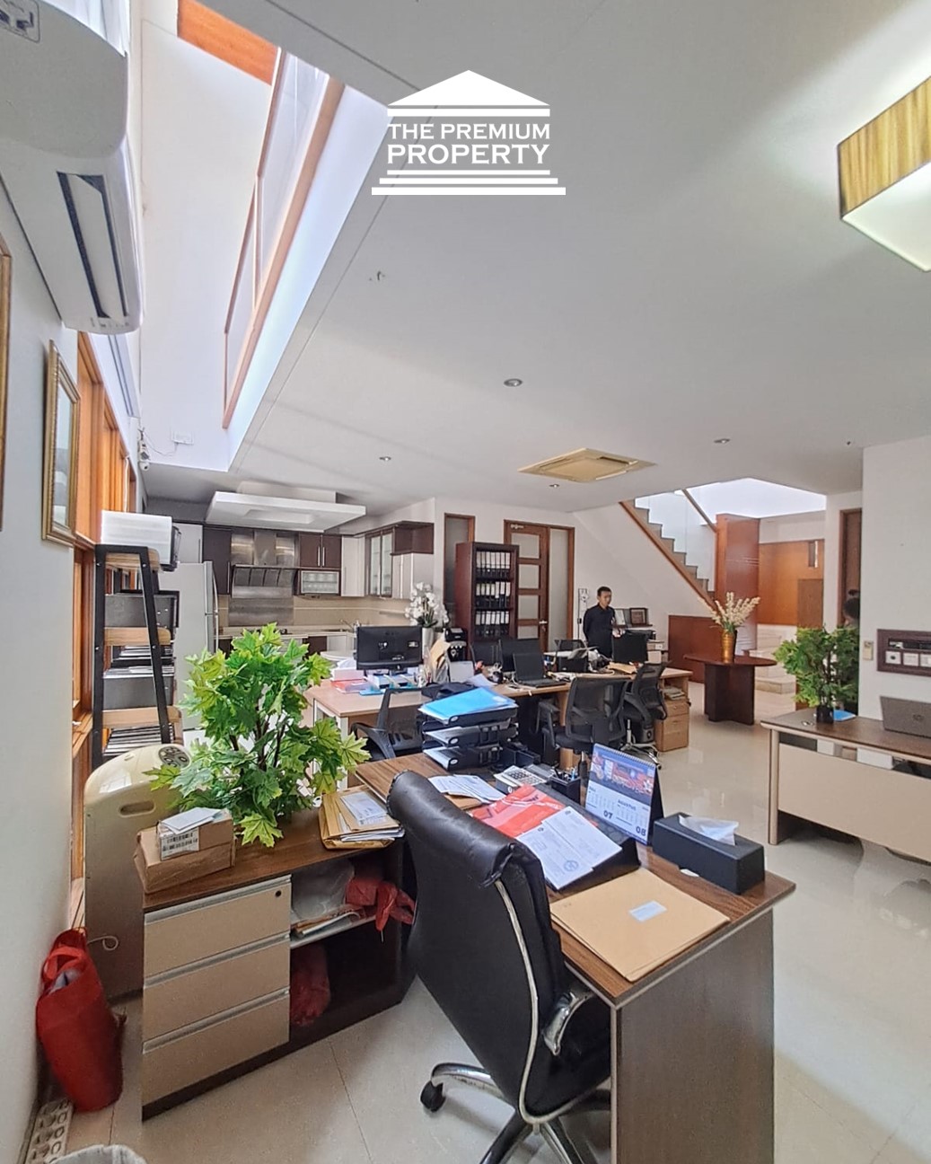 Rumah Dijual di Kebayoran Baru. Semi Furnished, Ada Ruang Kerja dan Belajar