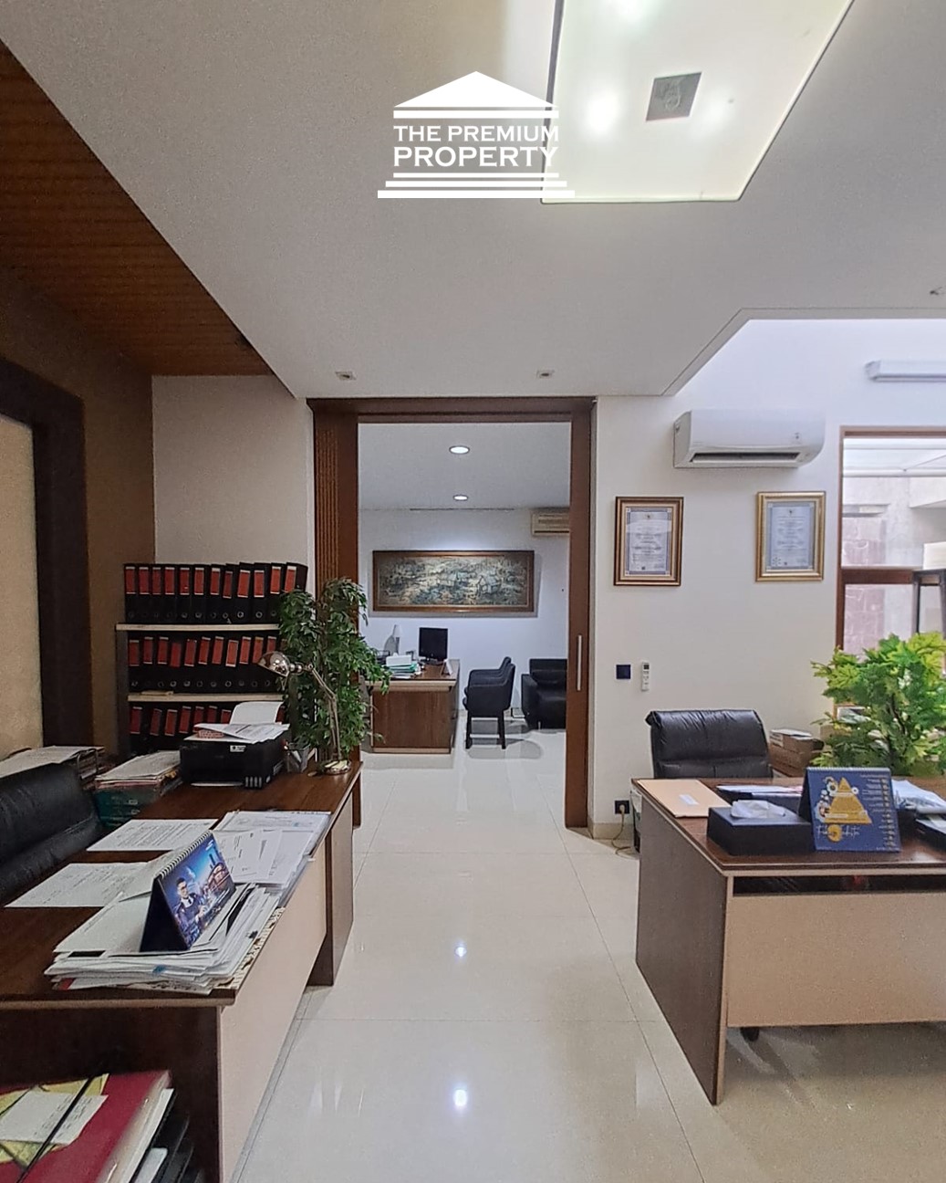 Rumah Dijual di Kebayoran Baru. Semi Furnished, Ada Ruang Kerja dan Belajar