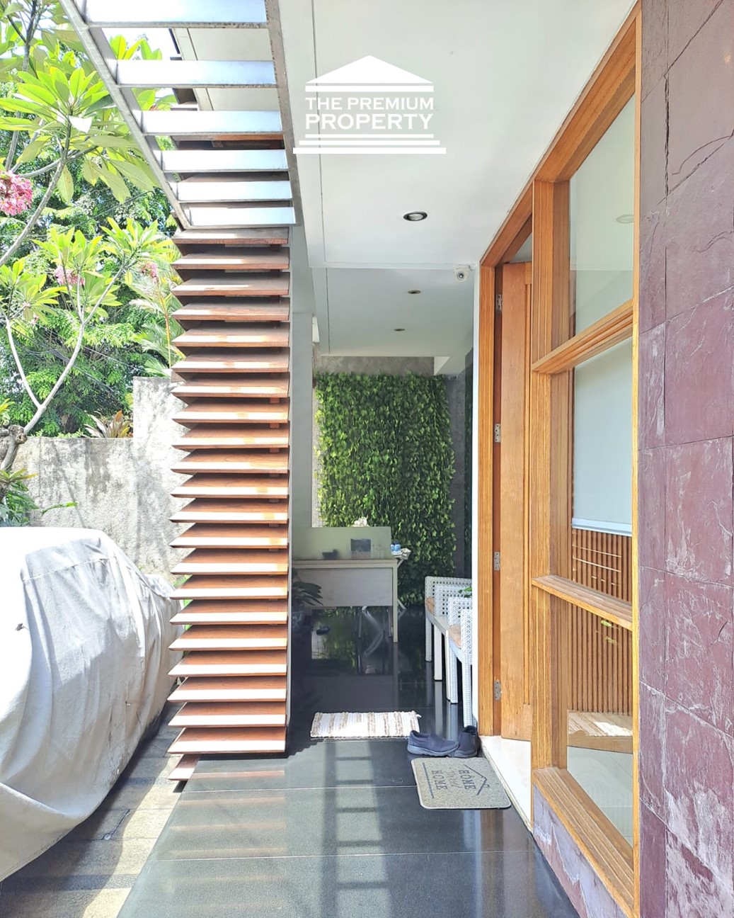 Rumah Dijual di Kebayoran Baru. Semi Furnished, Ada Ruang Kerja dan Belajar