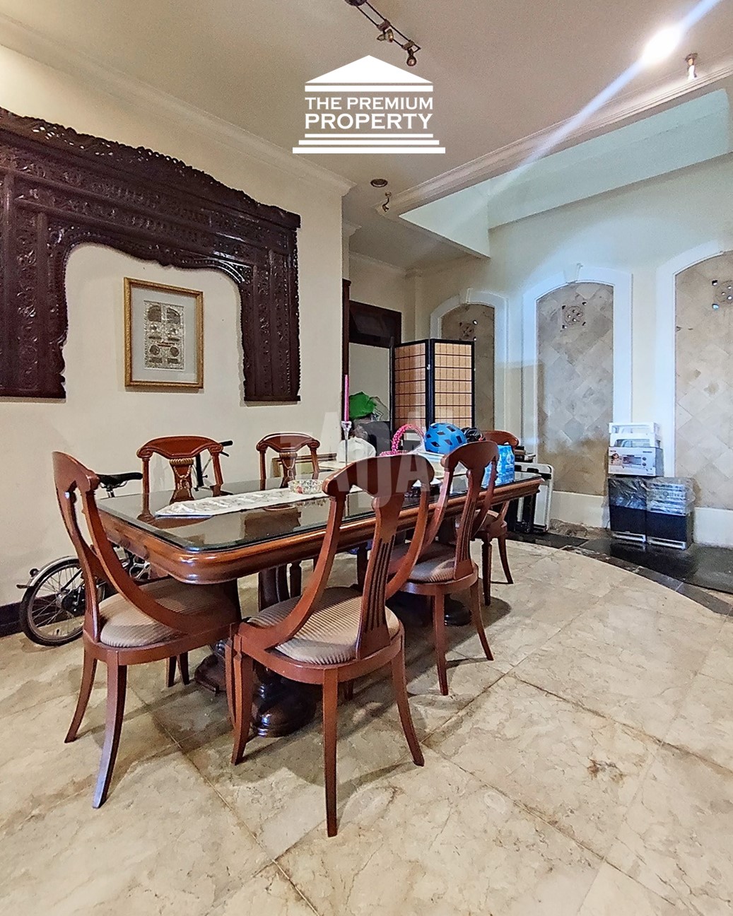 Rumah Dijual di Kebayoran, 2 Lantai, Semi Furnished, Dekat area Pakubuwono, Blok M