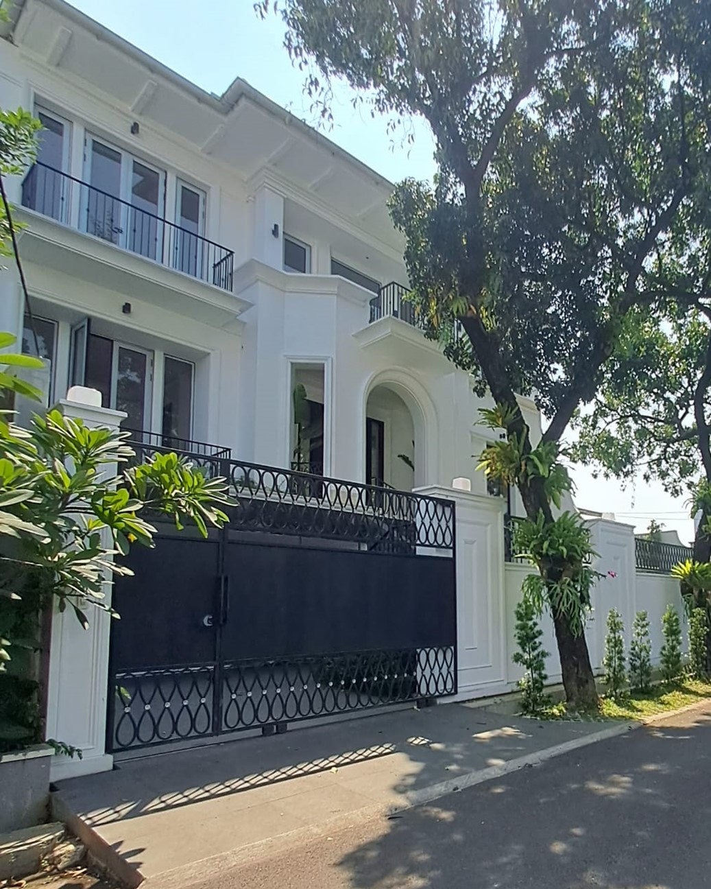 Rumah B New Classic Mediterania, Siap Huni, Jalan Lebar, Asri, Lift, Ada 1KT/KM Dibawah