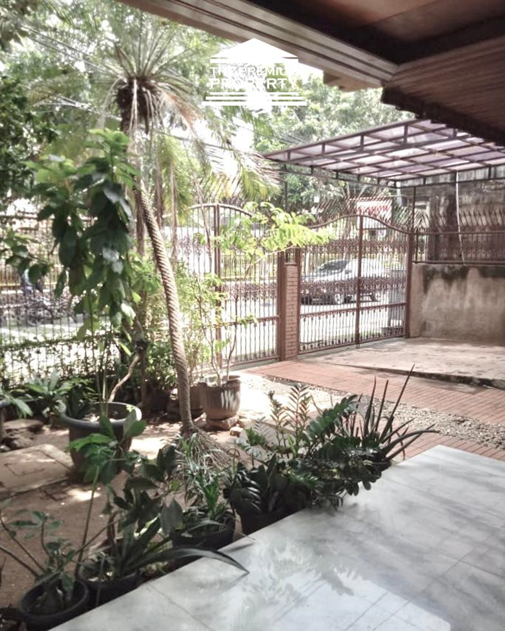 Rumah Dijual di Pejompongan, Lokasi Huk, Ada Rooftop, Bebas Banjir, Tanah Ngantong