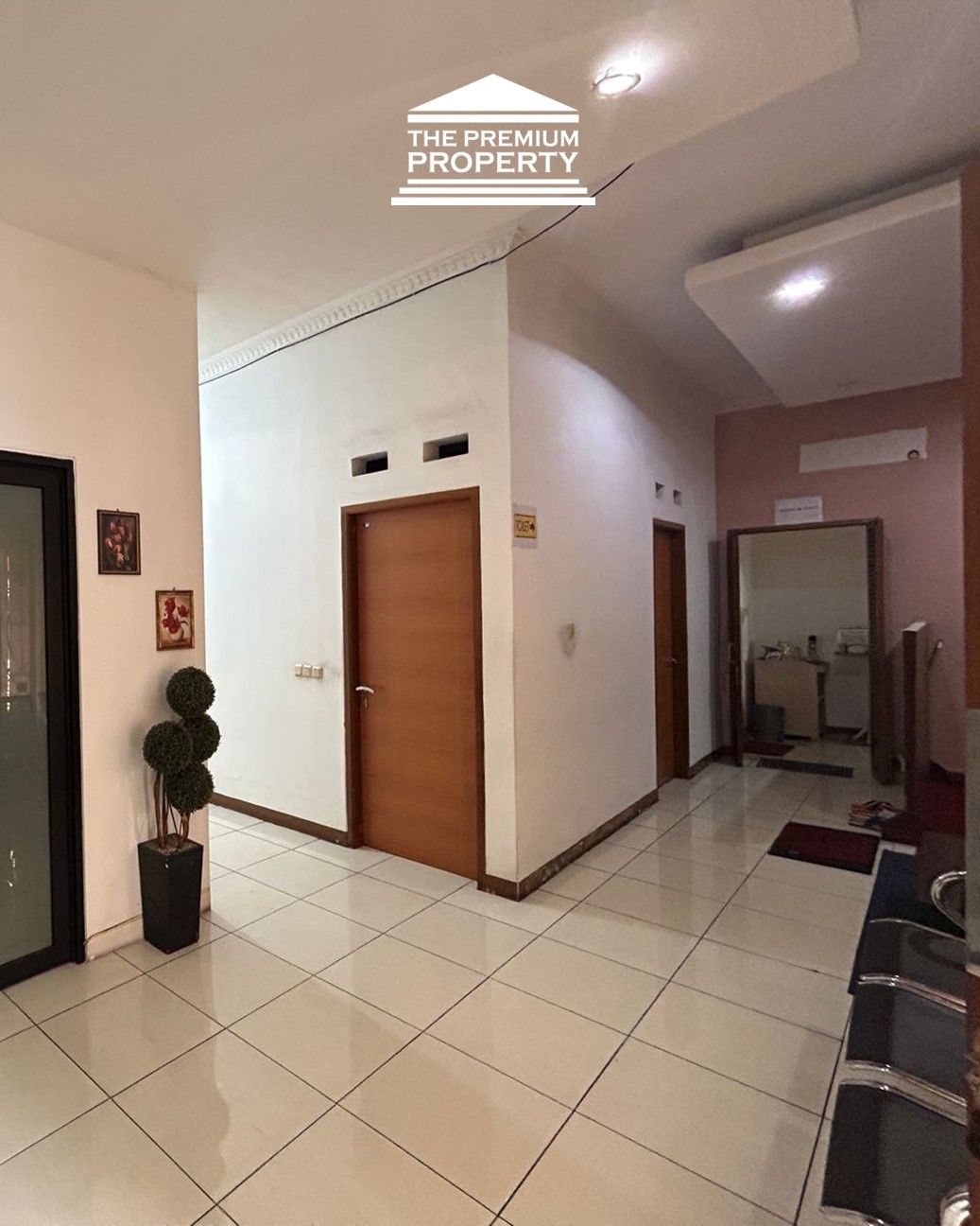 Rumah Dijual di Tomang. 1,5 Lantai, 9 Kamar Tidur, Cocok Kost atau Cafe