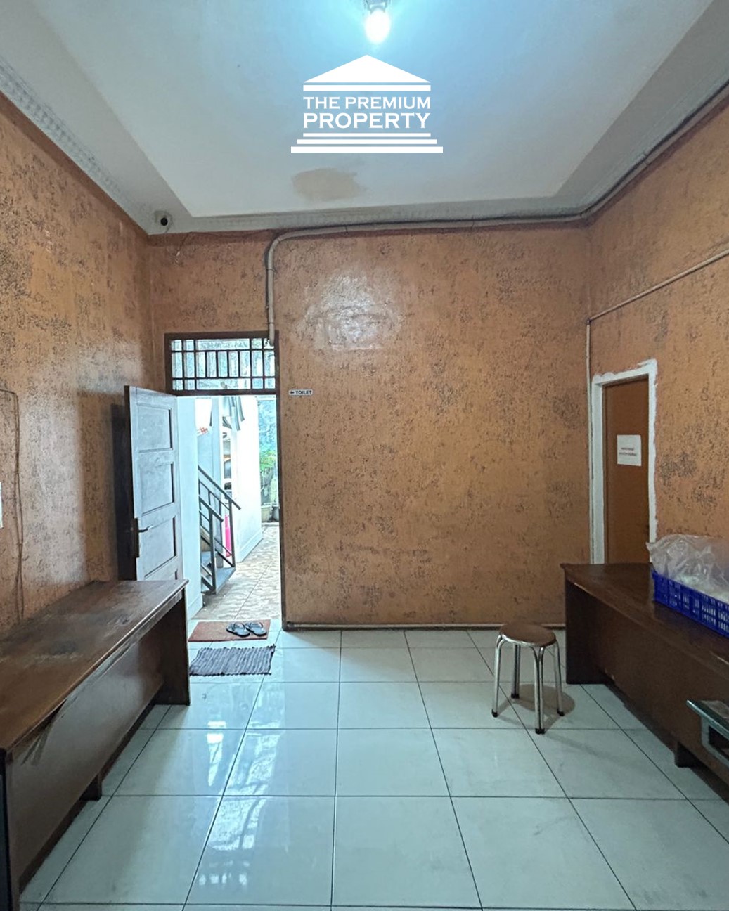 Rumah Dijual di Tomang. 1,5 Lantai, 9 Kamar Tidur, Cocok Kost atau Cafe