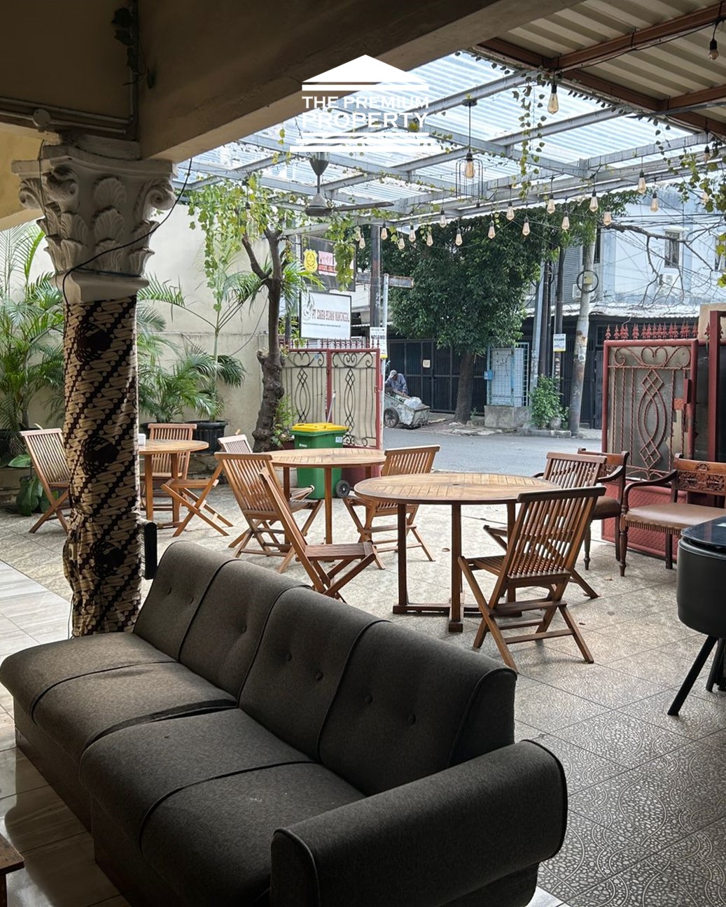 Rumah Dijual di Tomang. 1,5 Lantai, 9 Kamar Tidur, Cocok Kost atau Cafe