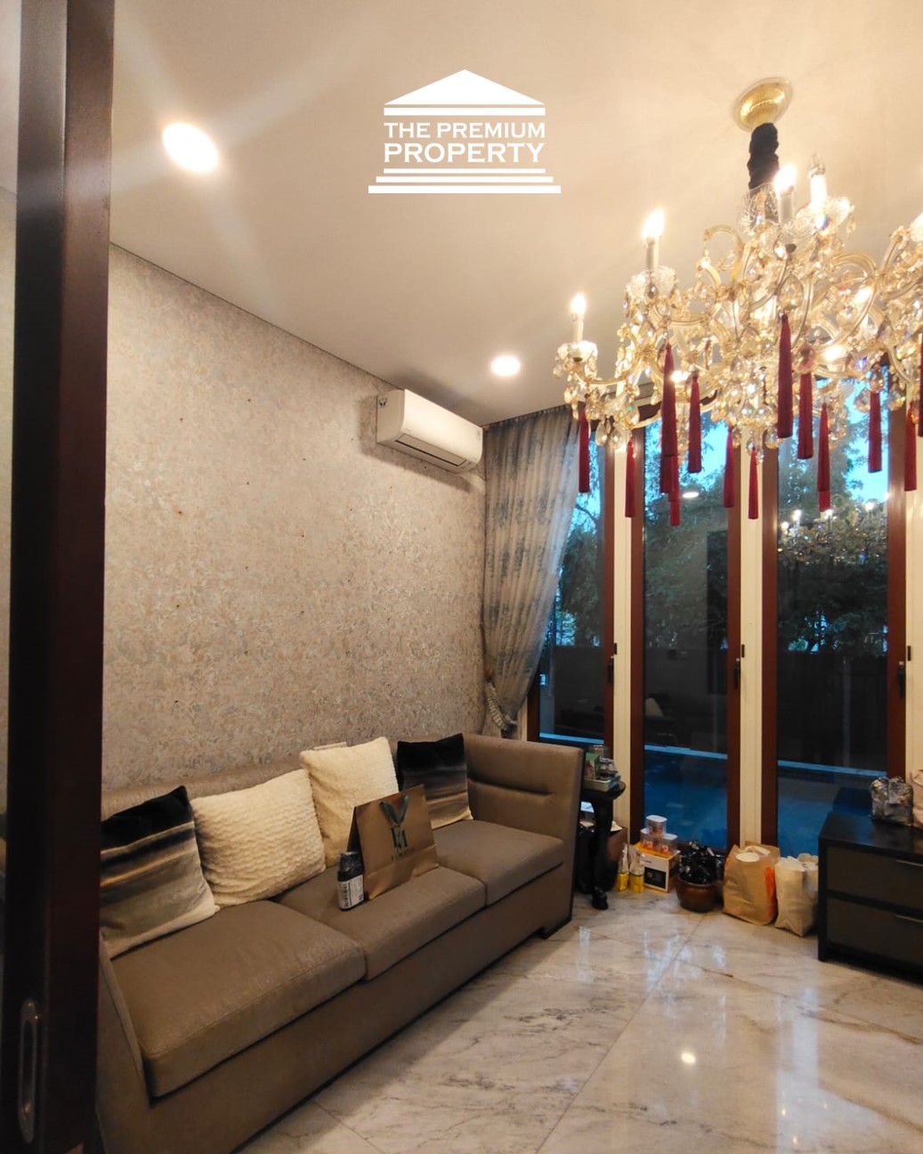 Rumah Dijual di Simprug. 3 Lantai. Rumah Terawat, Siap Huni, Jalan Lebar dan Tenang