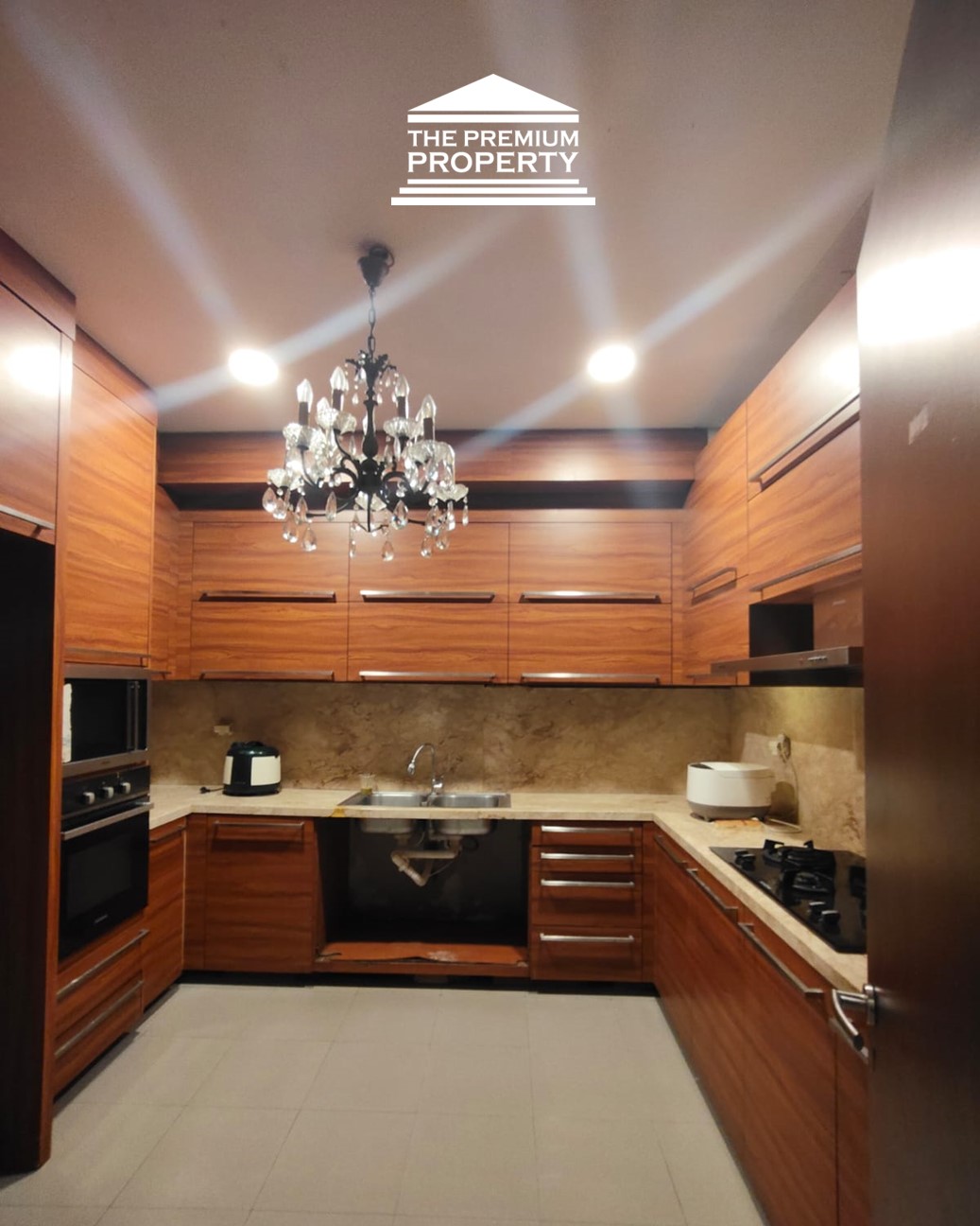 Rumah Dijual di Simprug. 3 Lantai. Rumah Terawat, Siap Huni, Jalan Lebar dan Tenang