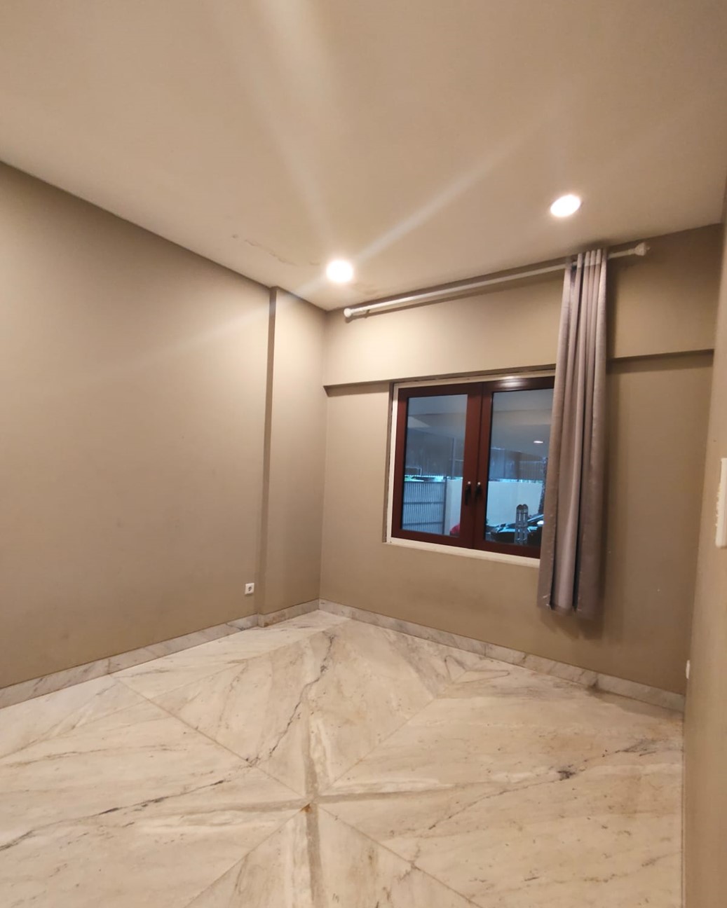 Rumah Dijual di Simprug. 3 Lantai. Rumah Terawat, Siap Huni, Jalan Lebar dan Tenang