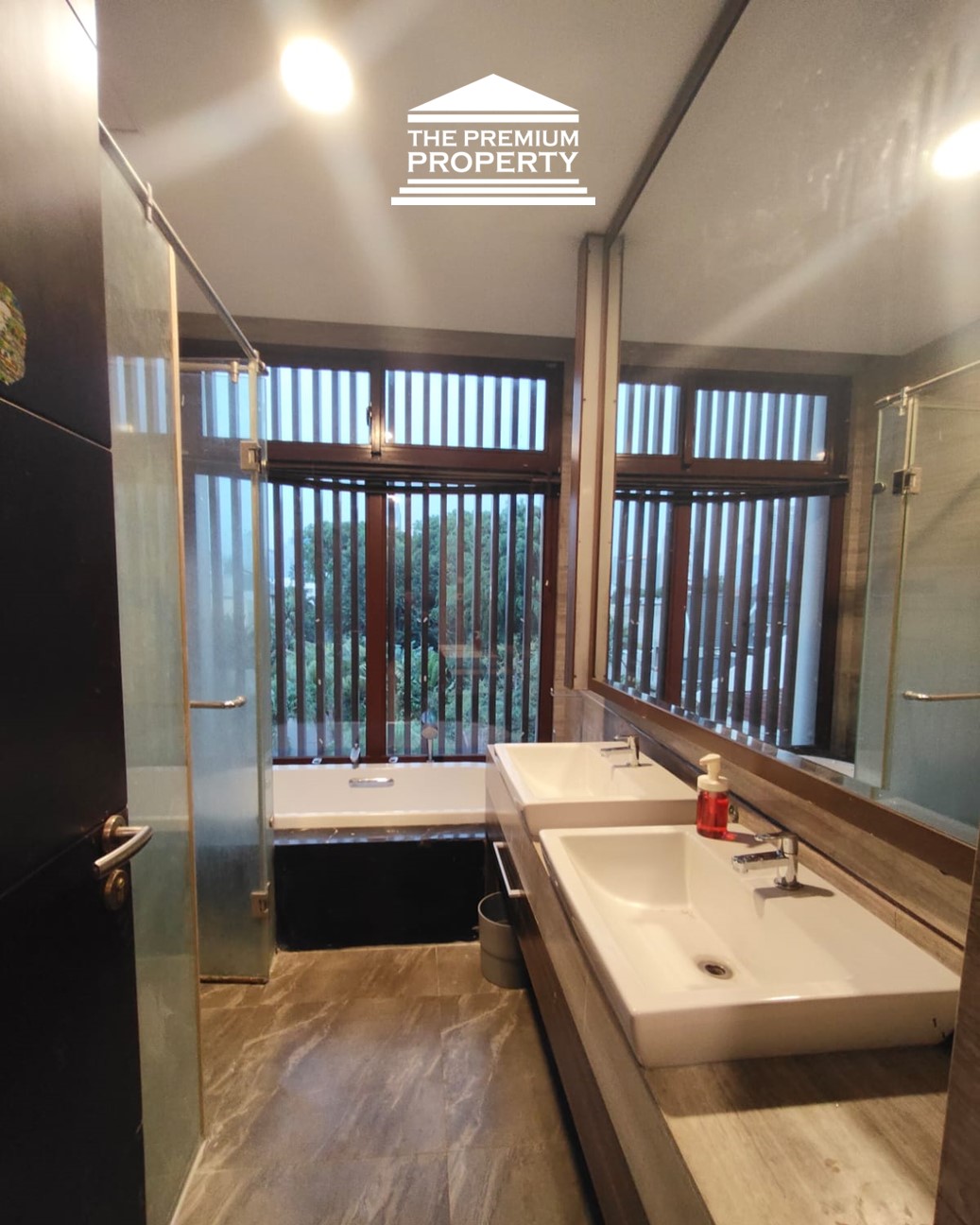 Rumah Dijual di Simprug. 3 Lantai. Rumah Terawat, Siap Huni, Jalan Lebar dan Tenang