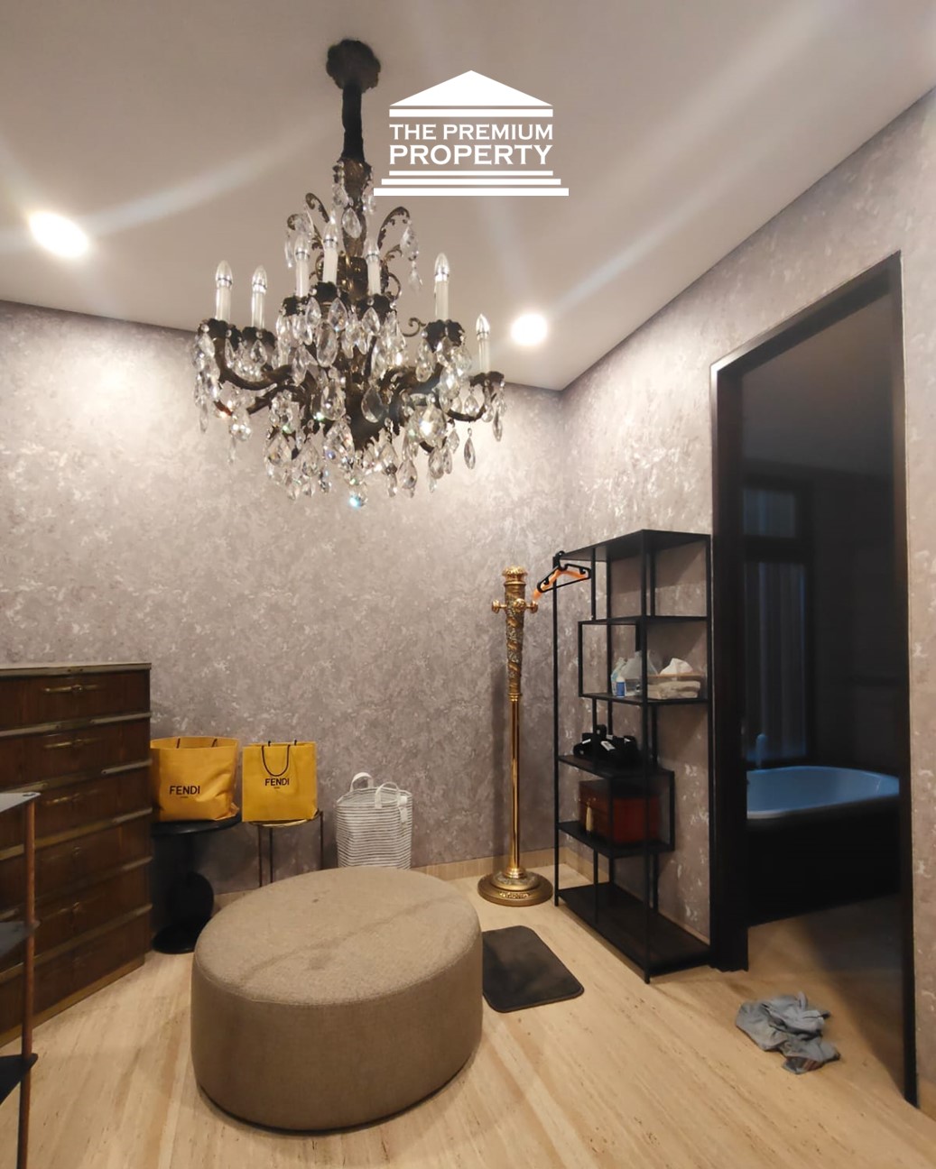 Rumah Dijual di Simprug. 3 Lantai. Rumah Terawat, Siap Huni, Jalan Lebar dan Tenang