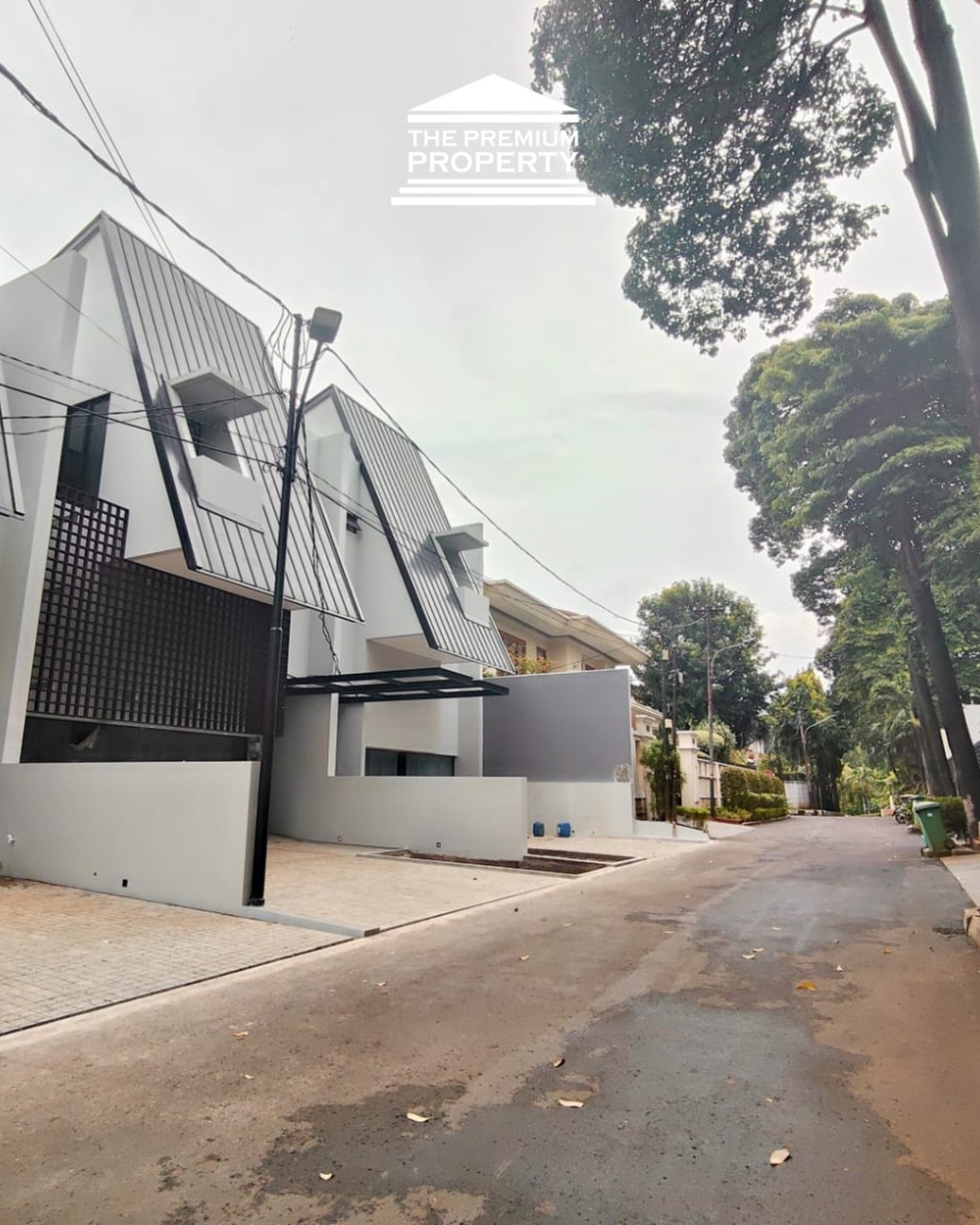 Rumah Dijual di Simprug. Brand New Minimalist, Dalam Cluster Kecil