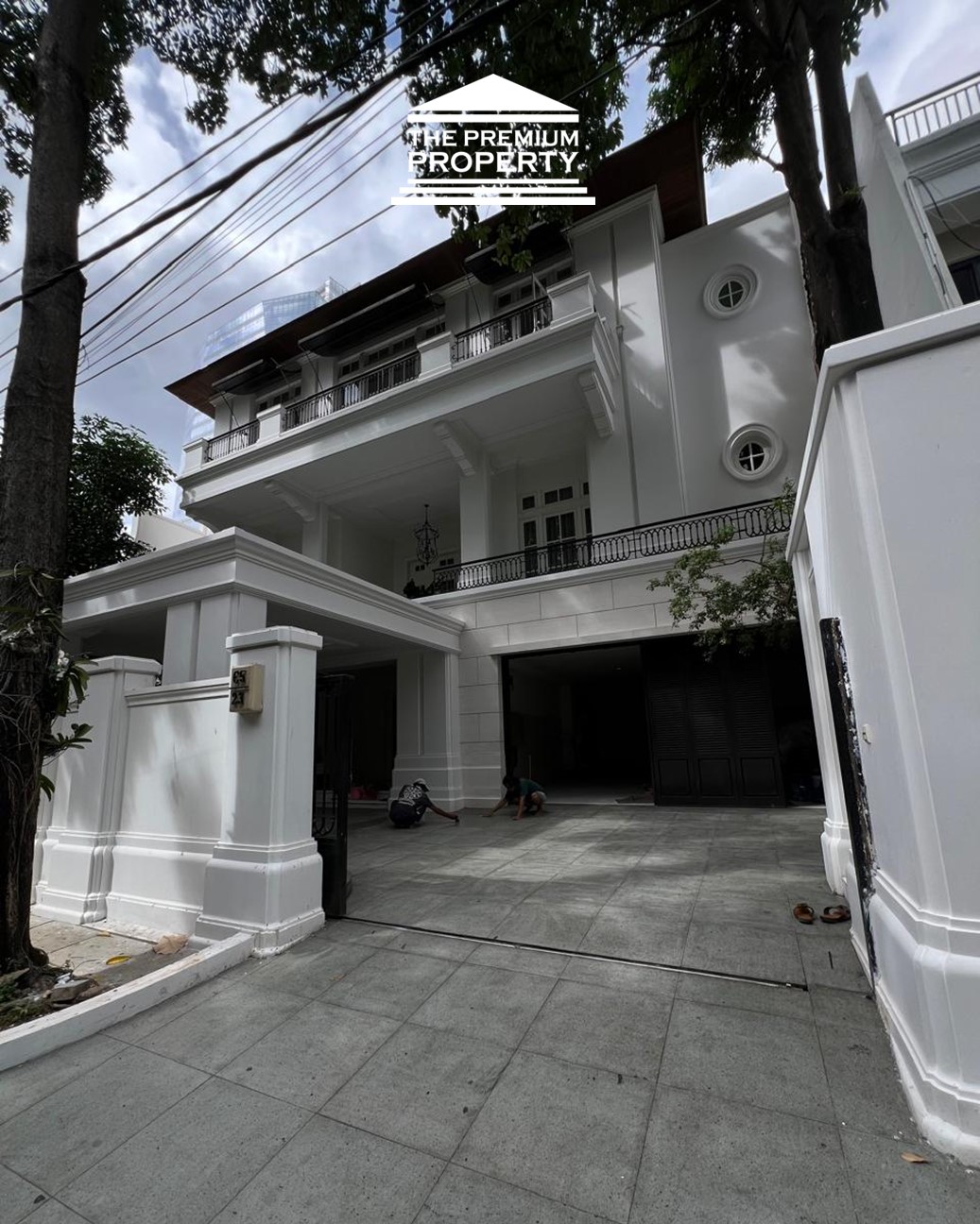 Rumah Dijual di Kuningan. Mewah. Ada Kolam Renang Pribadi