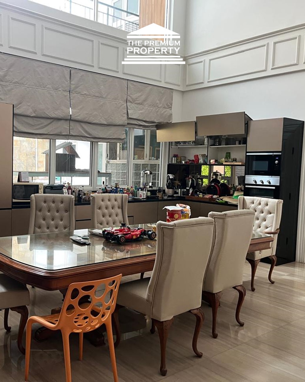 Jalan Utama Pondok Indah. Ada Ruang Kerja/Fitness, Taman Terbuka Samping. Rumah Dijual di Pondok Indah