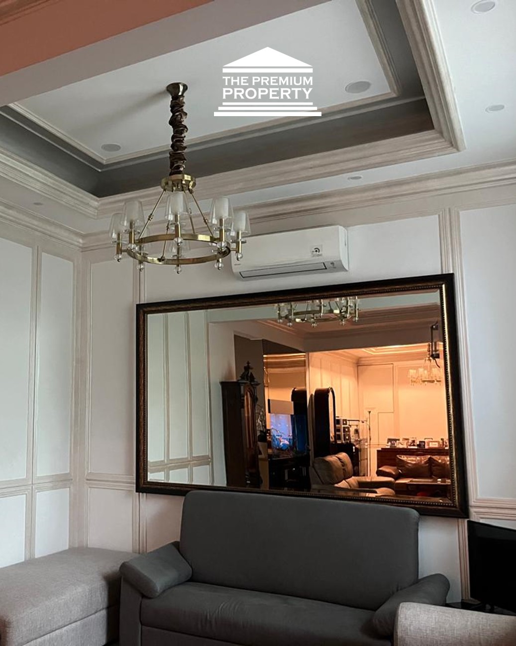 Jalan Utama Pondok Indah. Ada Ruang Kerja/Fitness, Taman Terbuka Samping. Rumah Dijual di Pondok Indah