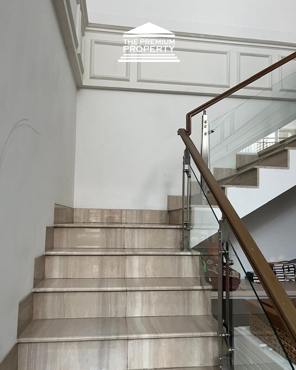 Jalan Utama Pondok Indah. Ada Ruang Kerja/Fitness, Taman Terbuka Samping. Rumah Dijual di Pondok Indah