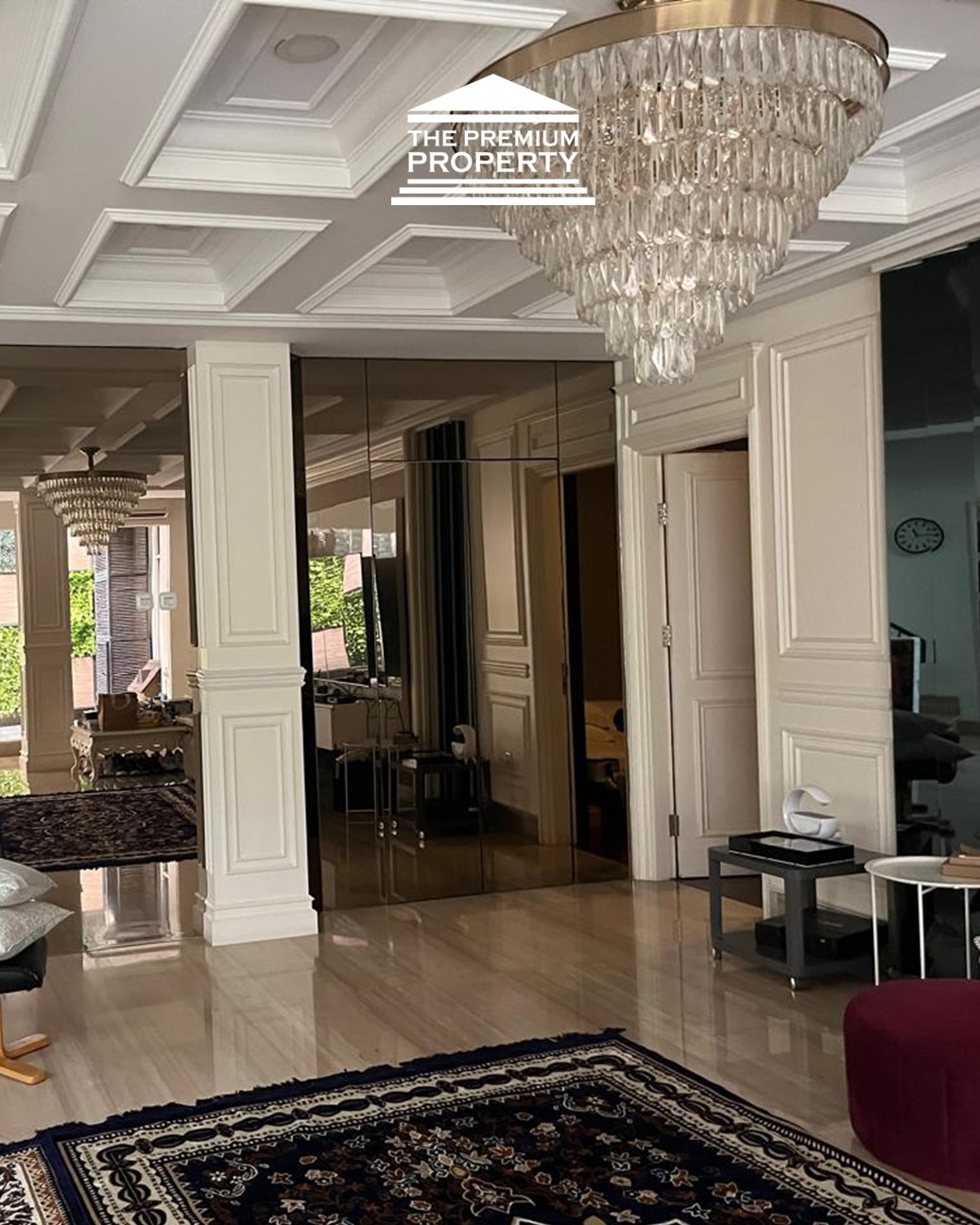 Jalan Utama Pondok Indah. Ada Ruang Kerja/Fitness, Taman Terbuka Samping. Rumah Dijual di Pondok Indah