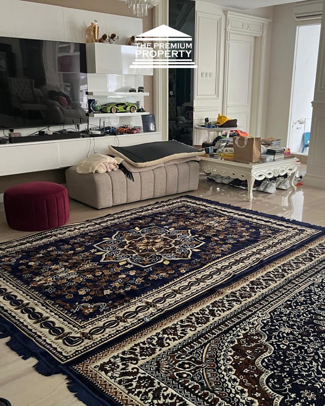 Jalan Utama Pondok Indah. Ada Ruang Kerja/Fitness, Taman Terbuka Samping. Rumah Dijual di Pondok Indah