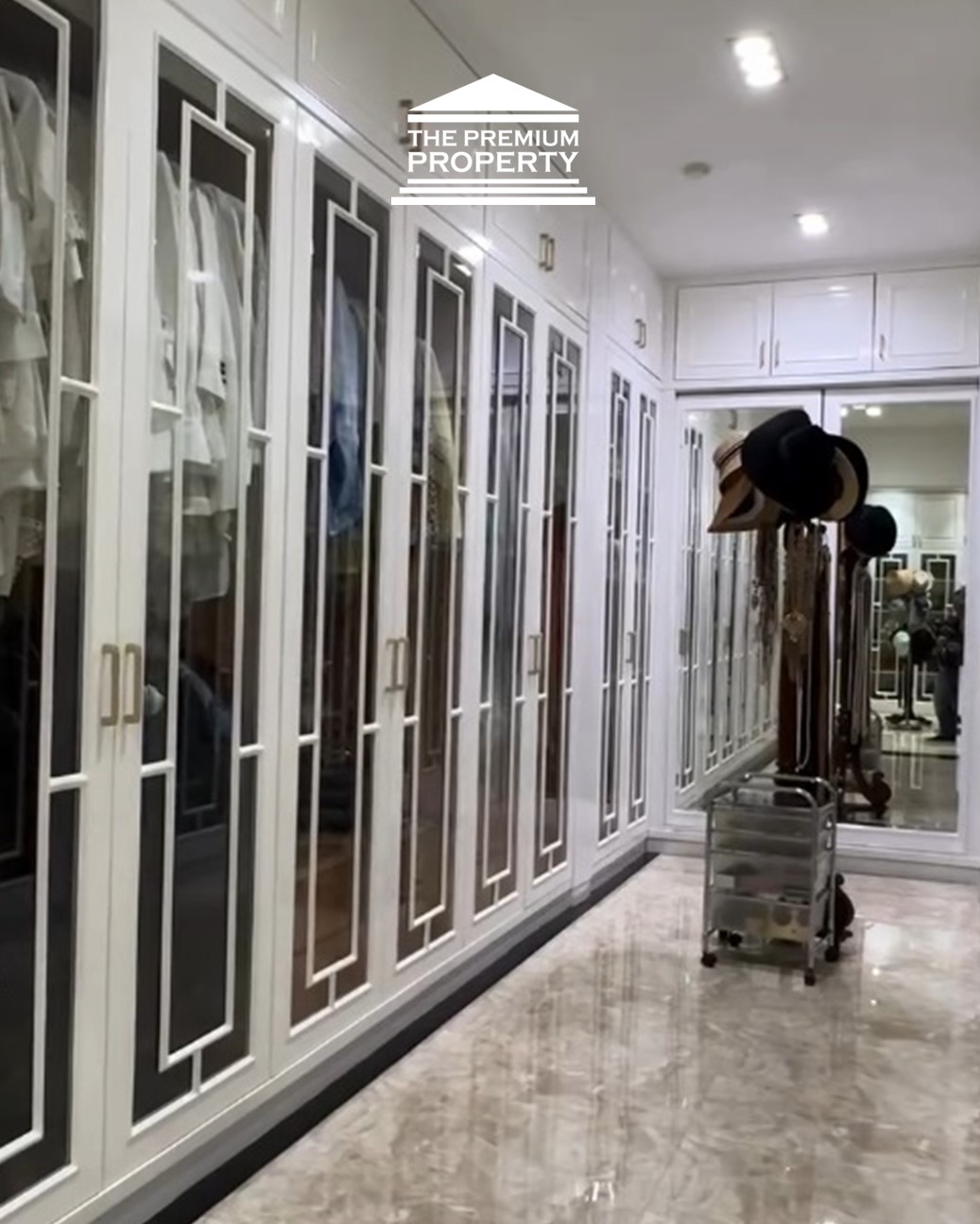 Rumah Mewah Furnished Nuansa Resort di Bali. Ada Kolam Renang Pribadi. Rumah Dijual di Pondok Indah.