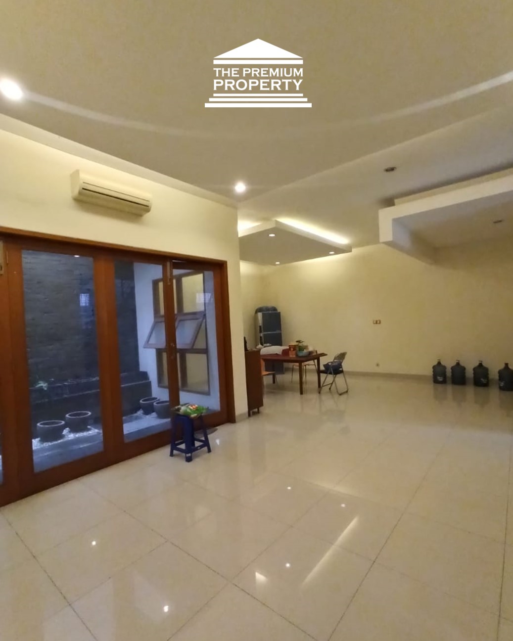 Rumah Dijual di Pondok Indah. Dekat Mal PIM, 2 Lantai, 4+1 Kamar Tidur