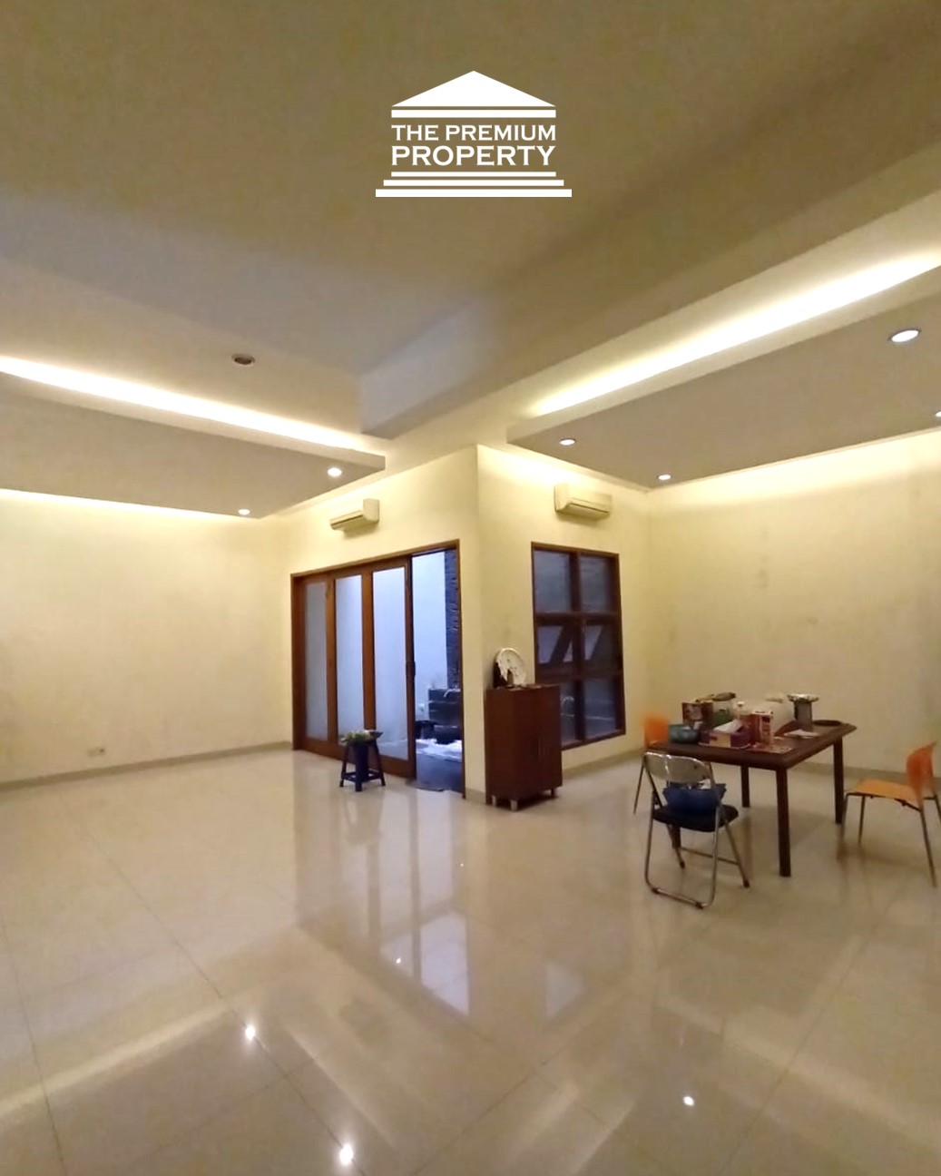 Rumah Dijual di Pondok Indah. Dekat Mal PIM, 2 Lantai, 4+1 Kamar Tidur