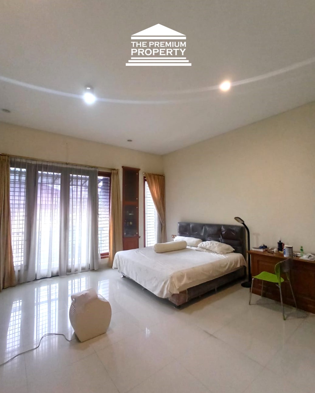 Rumah Dijual di Pondok Indah. Dekat Mal PIM, 2 Lantai, 4+1 Kamar Tidur