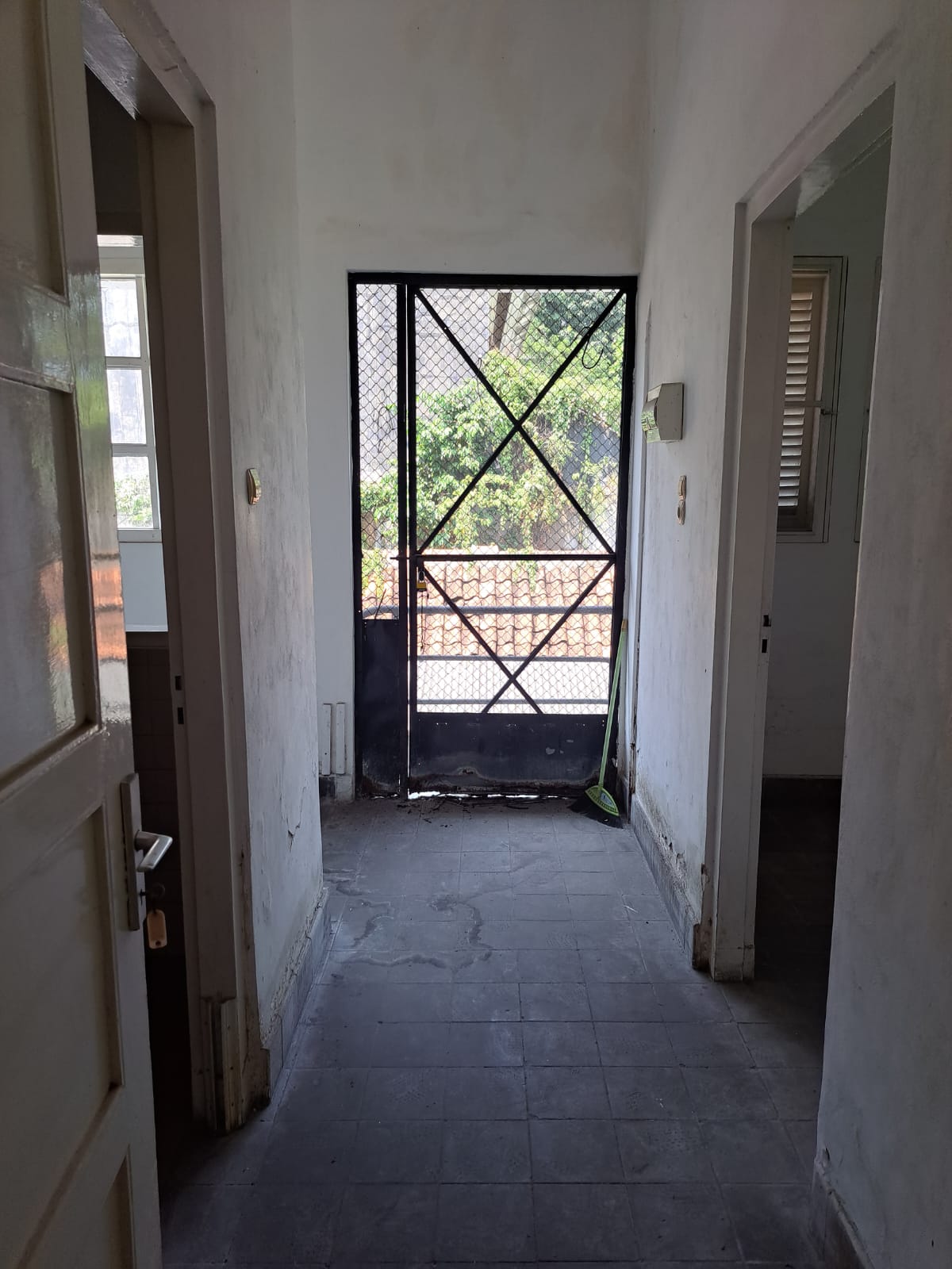 Dijual Rumah Lama Hitung Tanah Area Radio Dalam, 2 Lantai