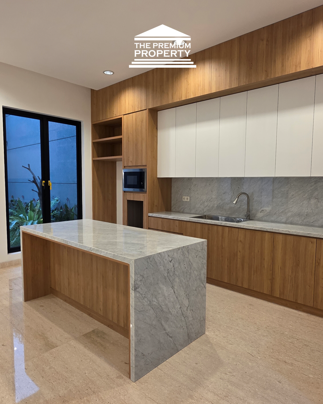 Rumah baru belakang Citos ! Bergaya American Classic. Ada Kolam Renang!