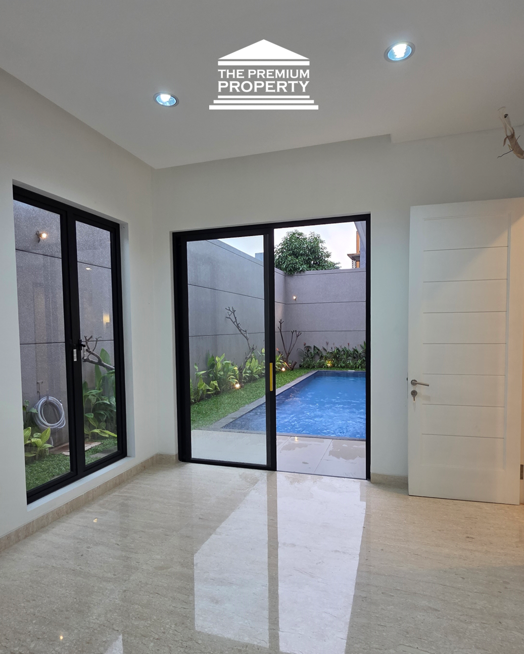 Rumah baru belakang Citos ! Bergaya American Classic. Ada Kolam Renang!