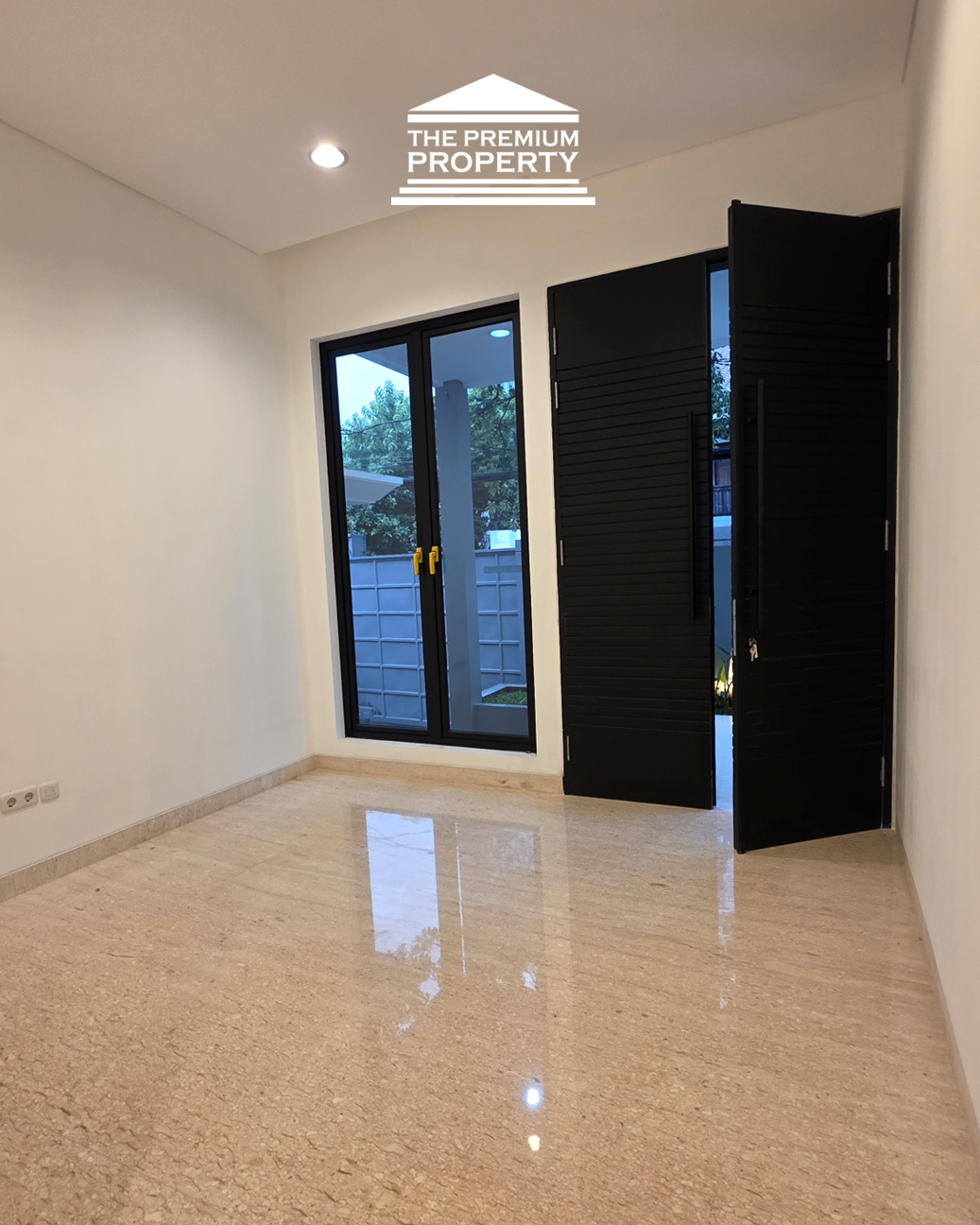 Rumah baru belakang Citos ! Bergaya American Classic. Ada Kolam Renang!