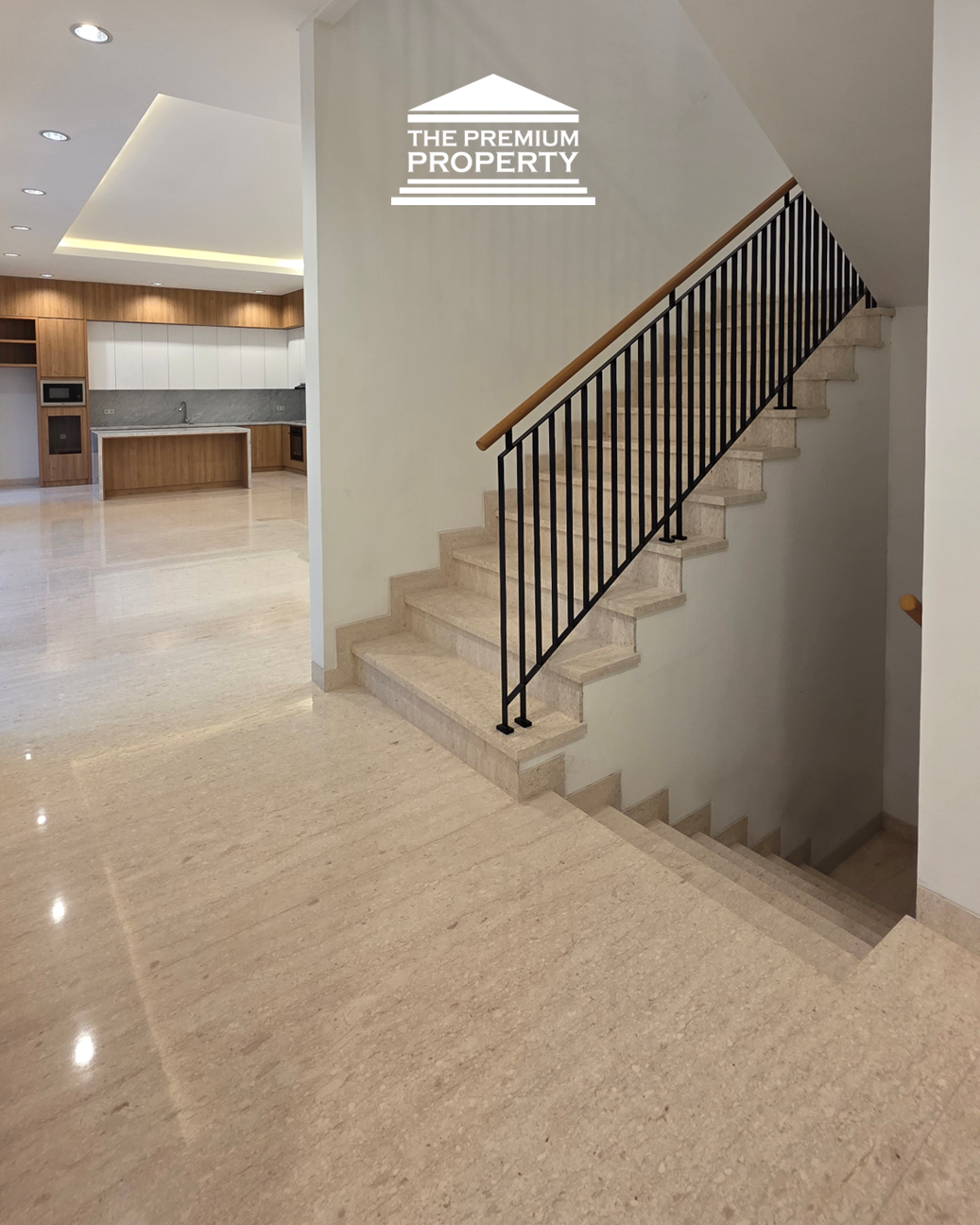 Rumah baru belakang Citos ! Bergaya American Classic. Ada Kolam Renang!