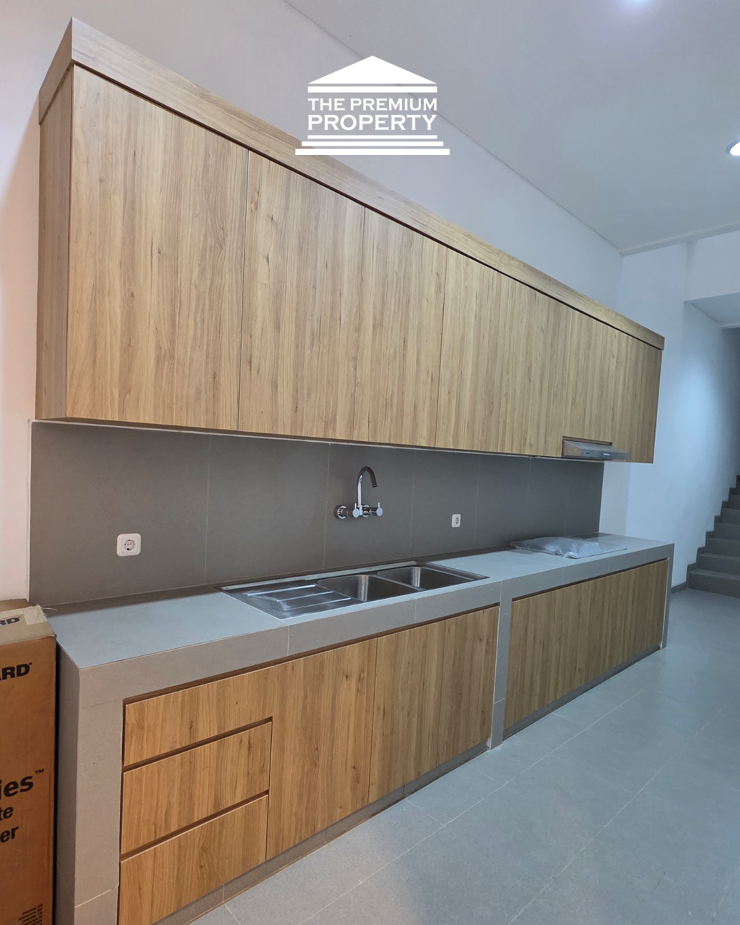 Rumah baru belakang Citos ! Bergaya American Classic. Ada Kolam Renang!