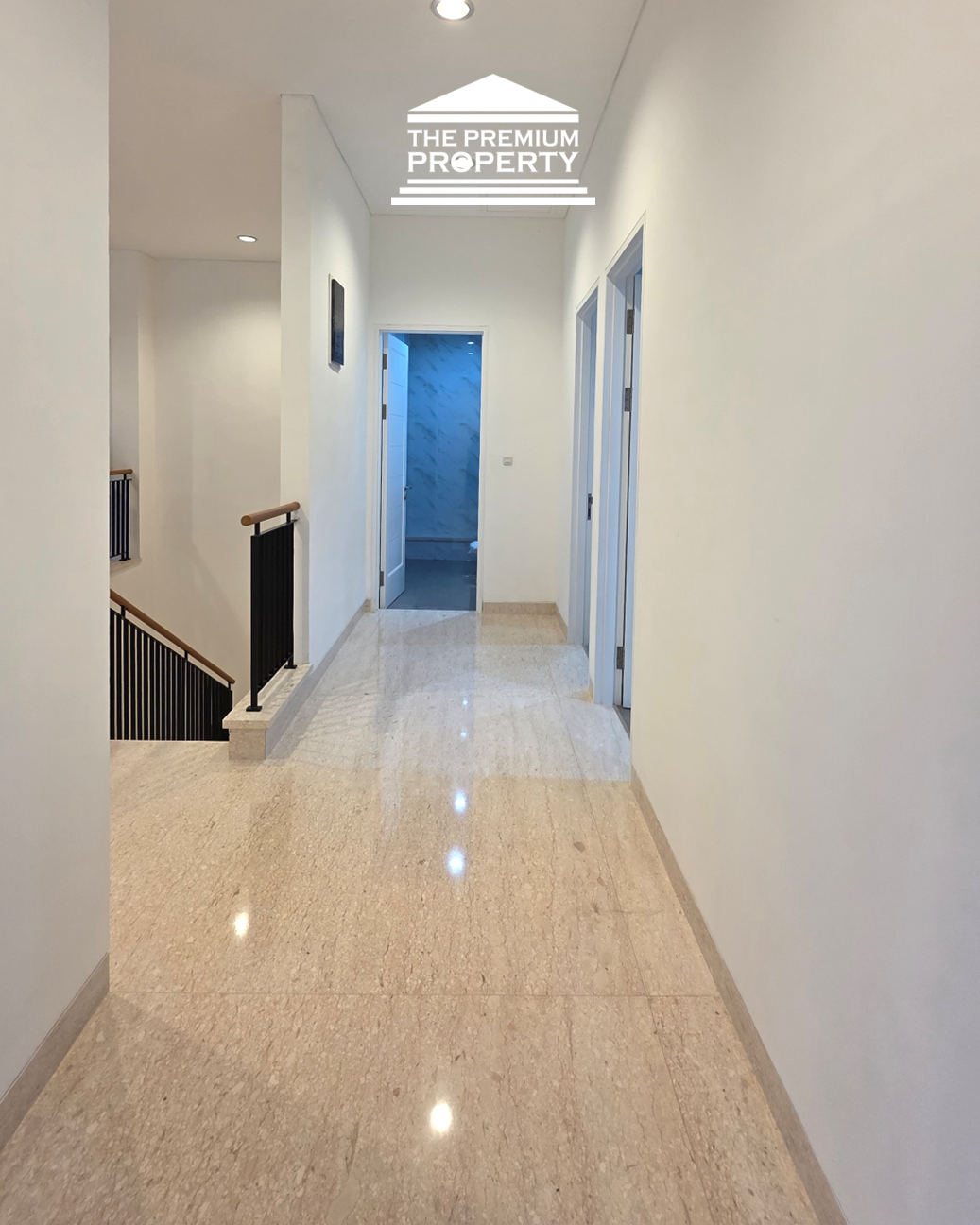 Rumah baru belakang Citos ! Bergaya American Classic. Ada Kolam Renang!