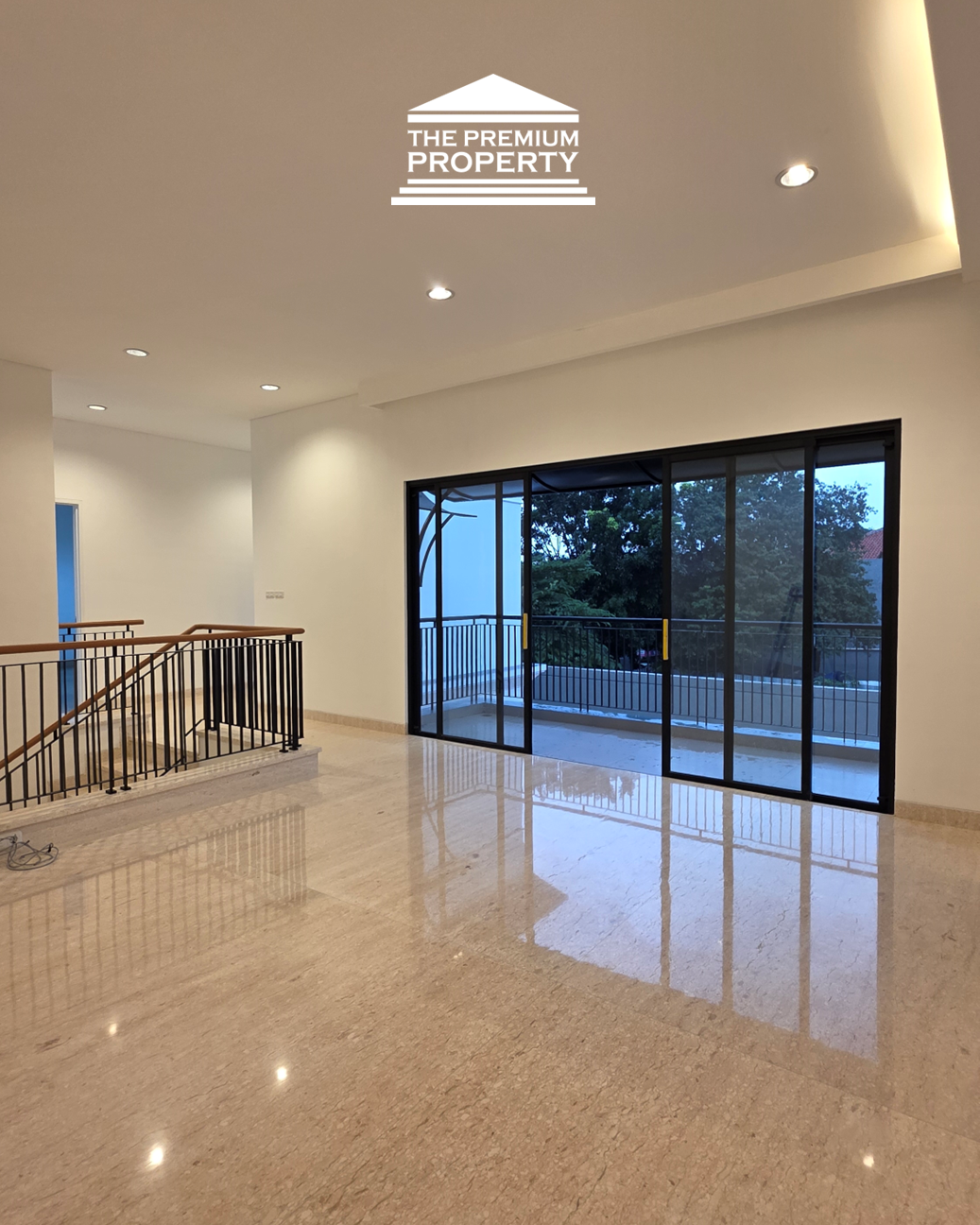 Rumah baru belakang Citos ! Bergaya American Classic. Ada Kolam Renang!