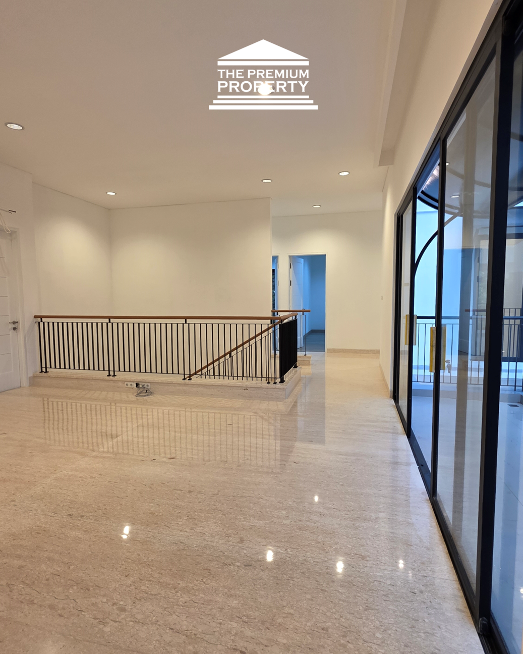 Rumah baru belakang Citos ! Bergaya American Classic. Ada Kolam Renang!