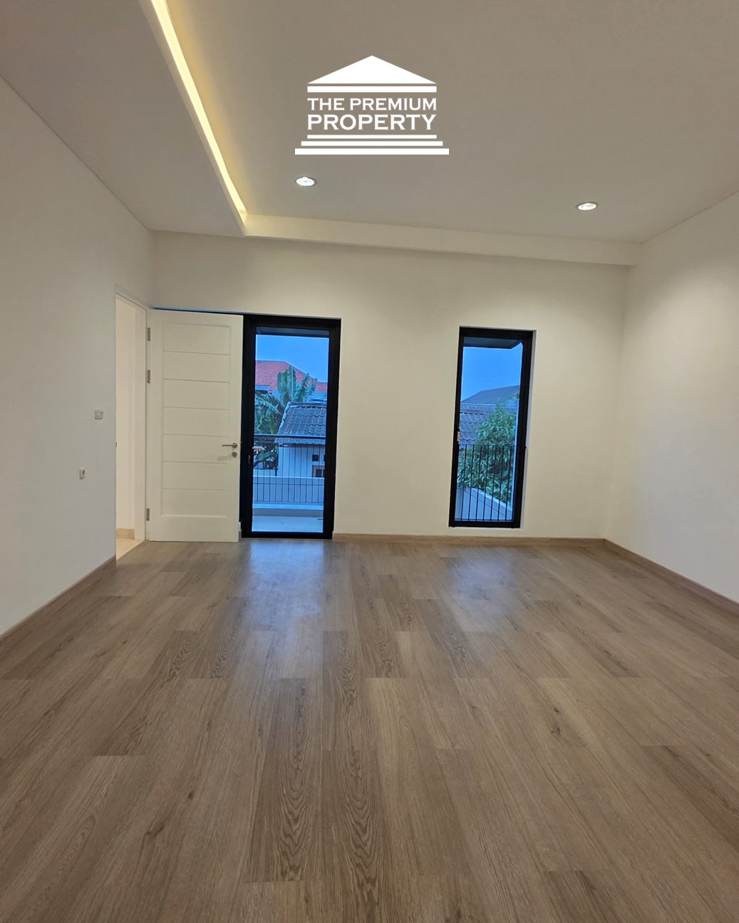 Rumah baru belakang Citos ! Bergaya American Classic. Ada Kolam Renang!