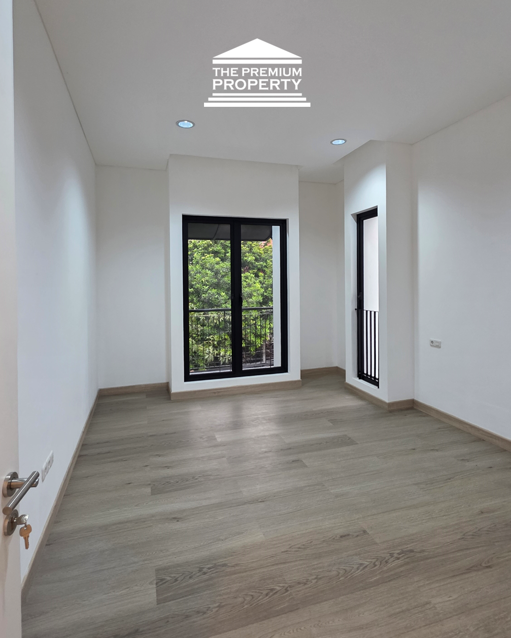 Rumah baru belakang Citos ! Bergaya American Classic. Ada Kolam Renang!