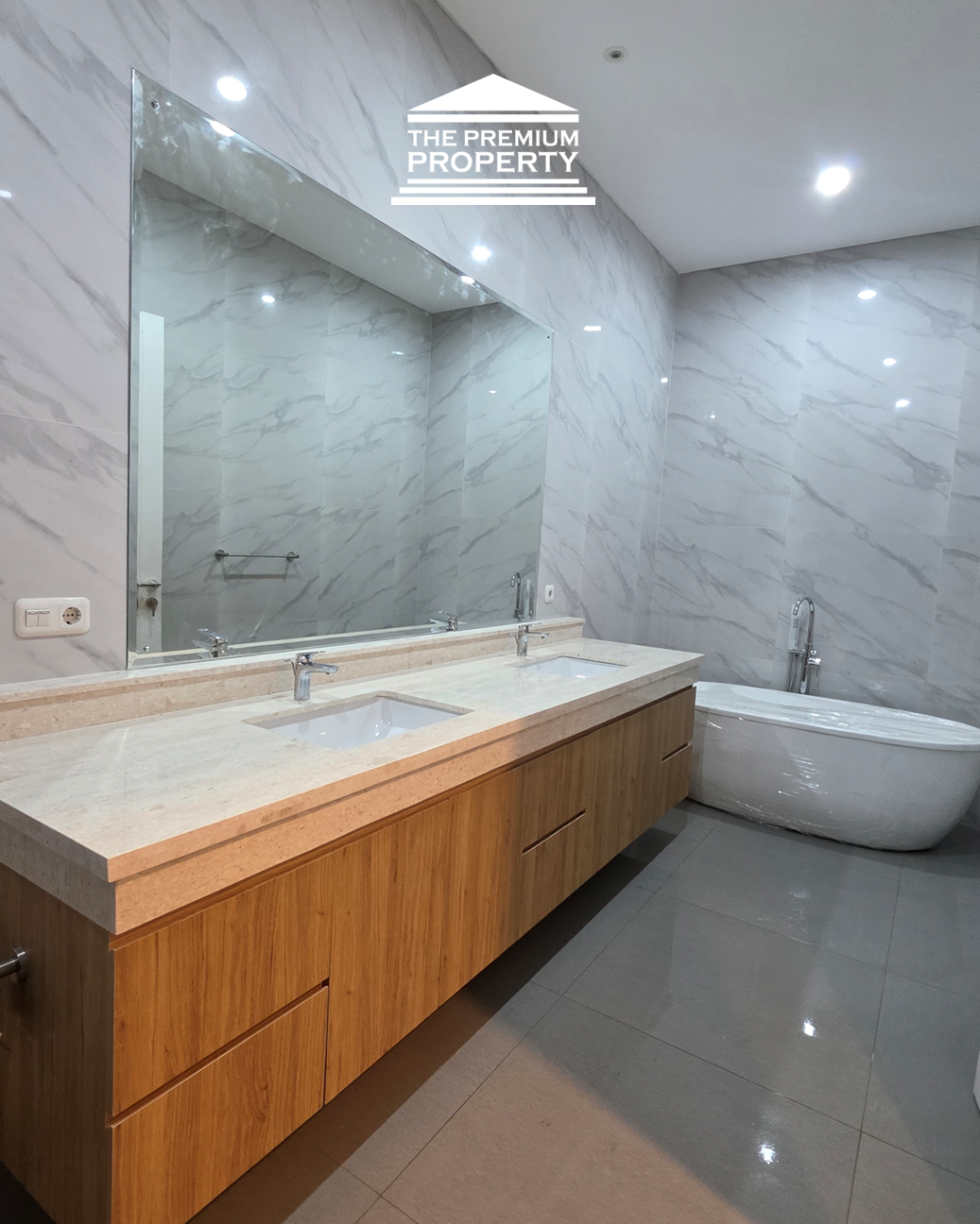 Rumah baru belakang Citos ! Bergaya American Classic. Ada Kolam Renang!