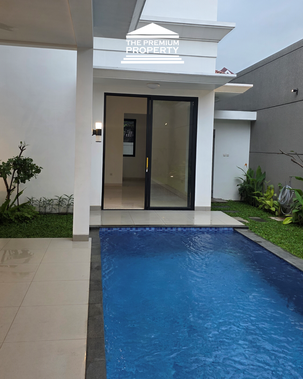 Rumah baru belakang Citos ! Bergaya American Classic. Ada Kolam Renang!