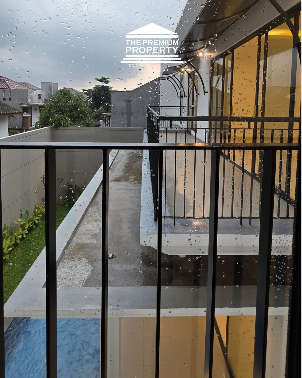 Rumah baru belakang Citos ! Bergaya American Classic. Ada Kolam Renang!