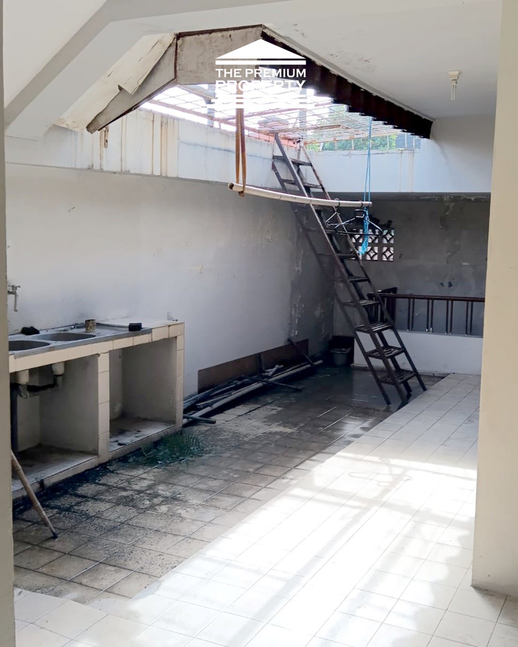 Dijual Rumah Lama di Pondok Indah, Area Pinang, 2 Lantai, Butuh Renovasi