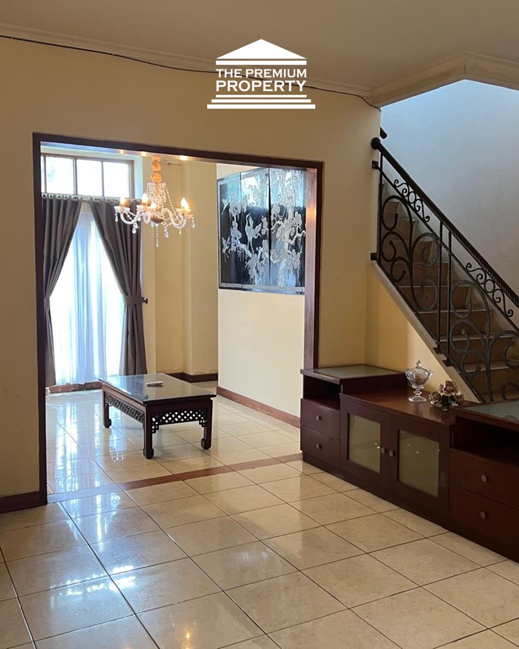 Jual Cepat Rumah di Dekat PIM Pondok Indah – 2 Lantai, Taman, Halaman Depan